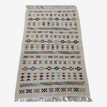 Tapis fait main en laine naturelle à motifs traditionnels