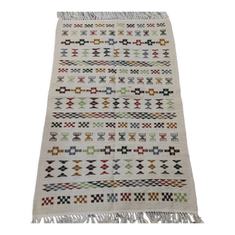 Tapis fait main en laine naturelle à motifs traditionnels