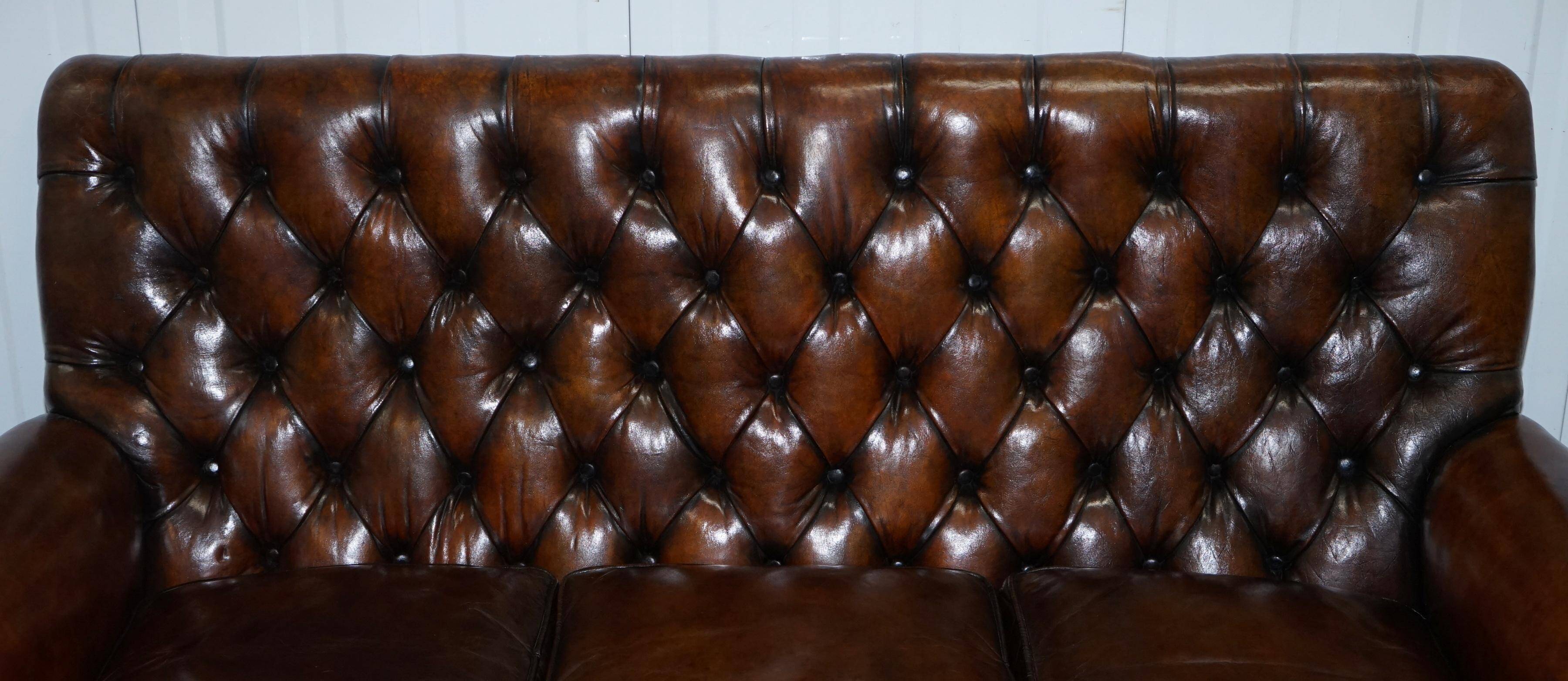 Chesterfield leather canapé in Georgian style with lion paw carved feet.