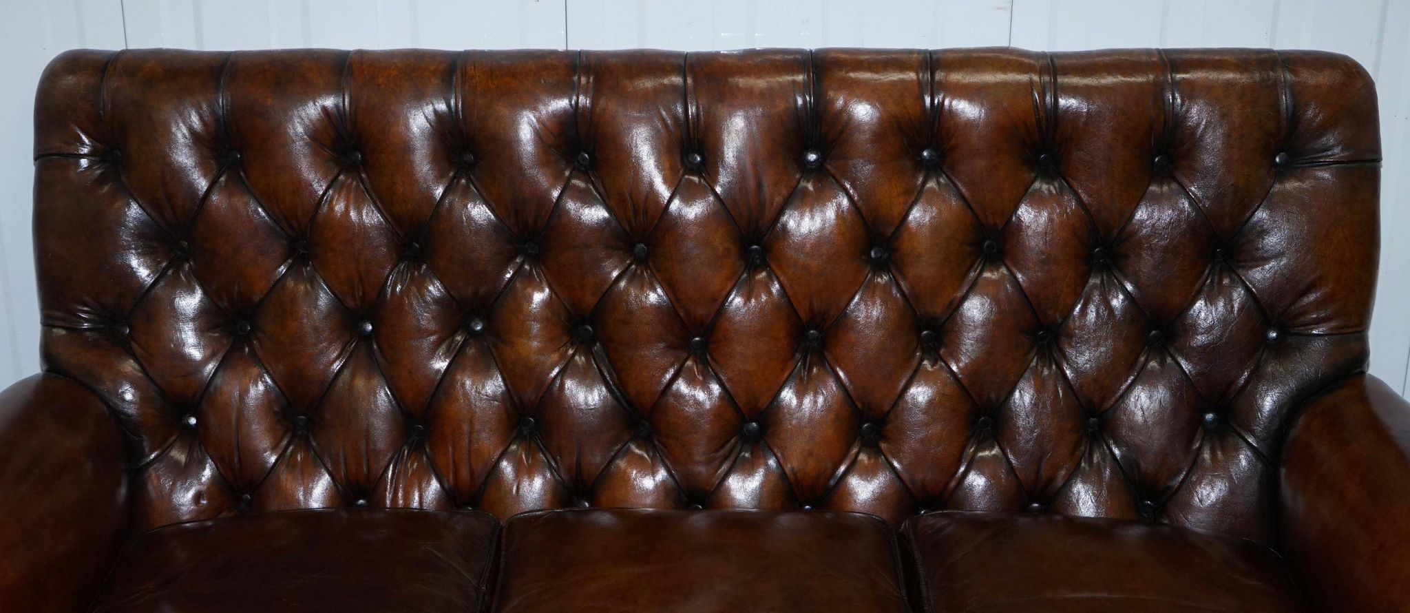 Chesterfield leather canapé in Georgian style with lion paw carved feet.