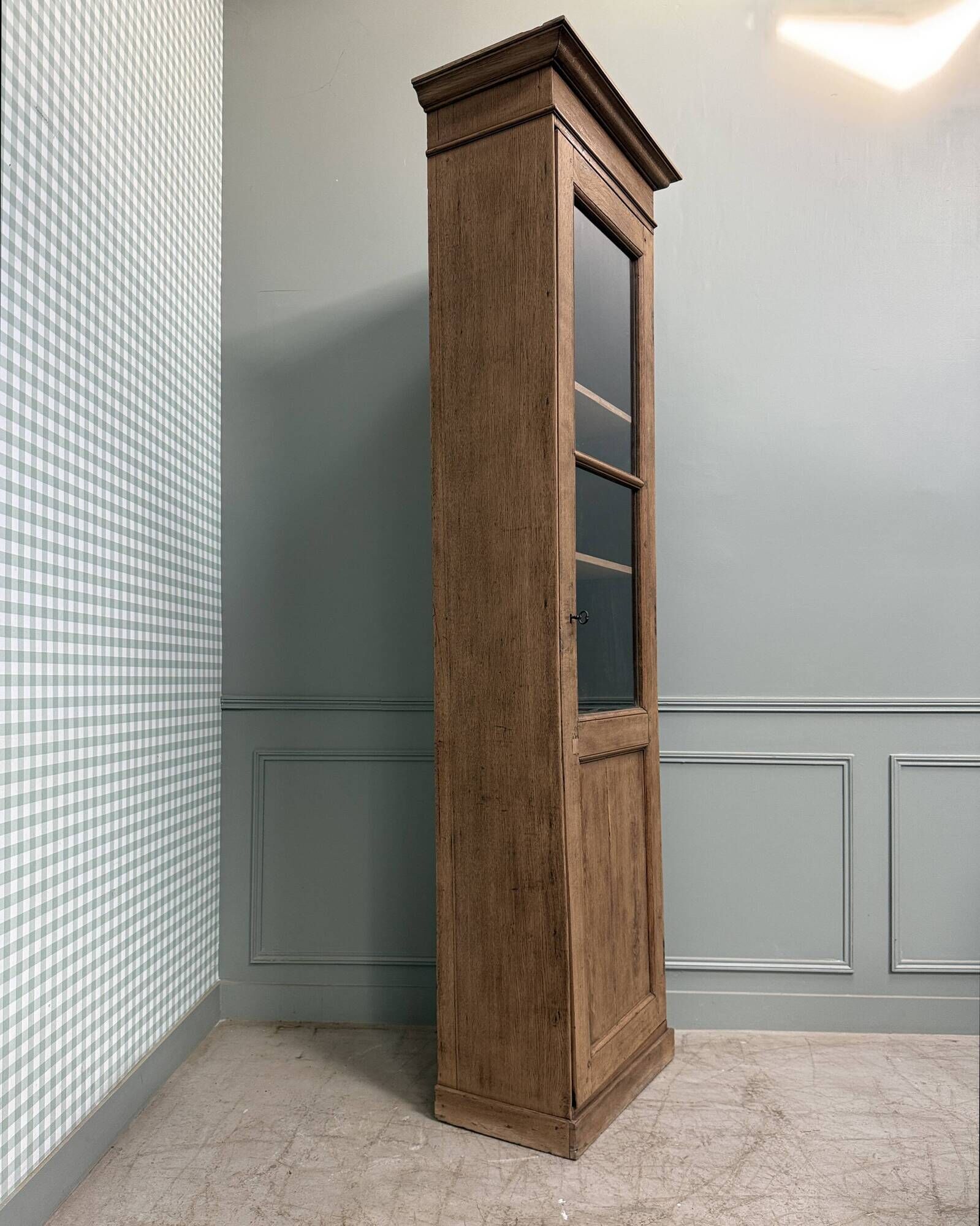High glass-fronted oak cabinet (renovated)