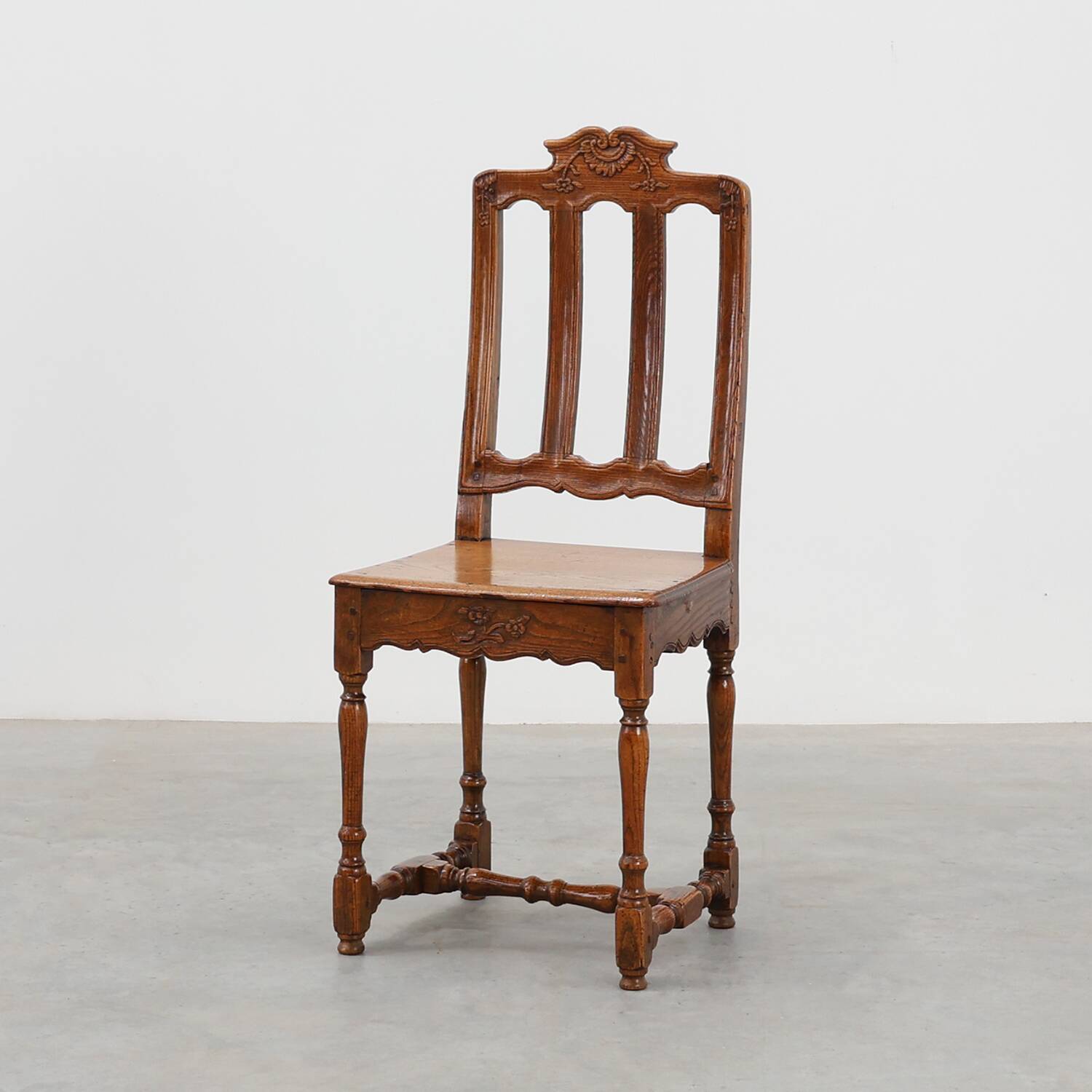 Chaise d'appoint en chêne sculpté, France, XVIIIe siècle