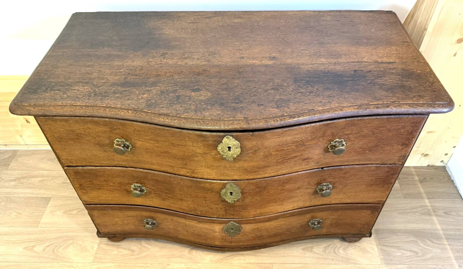 Commode alsacienne XVIIIe siècle – chêne – très beau galbe