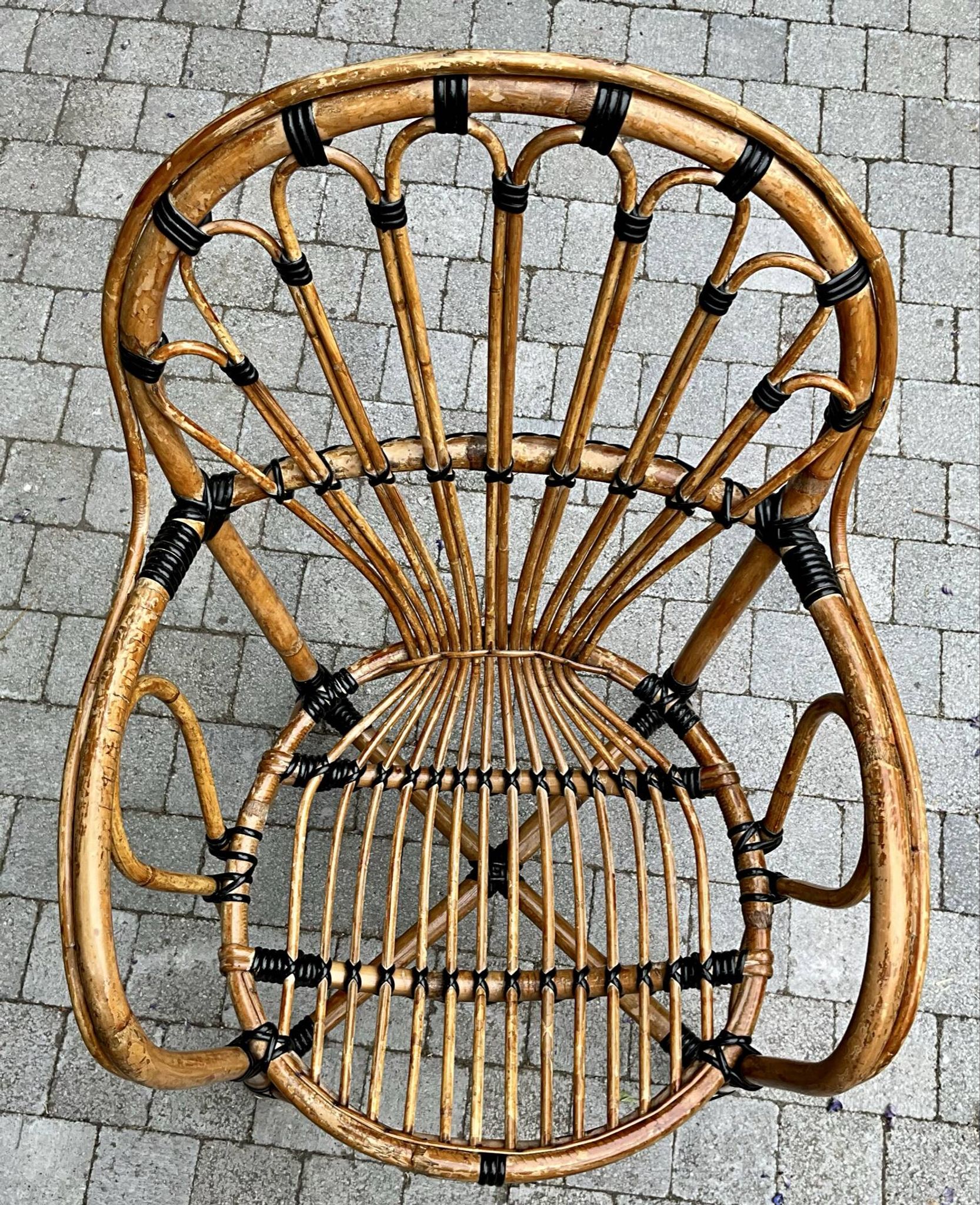 Fauteuil vintage en rotin type paon – années 70