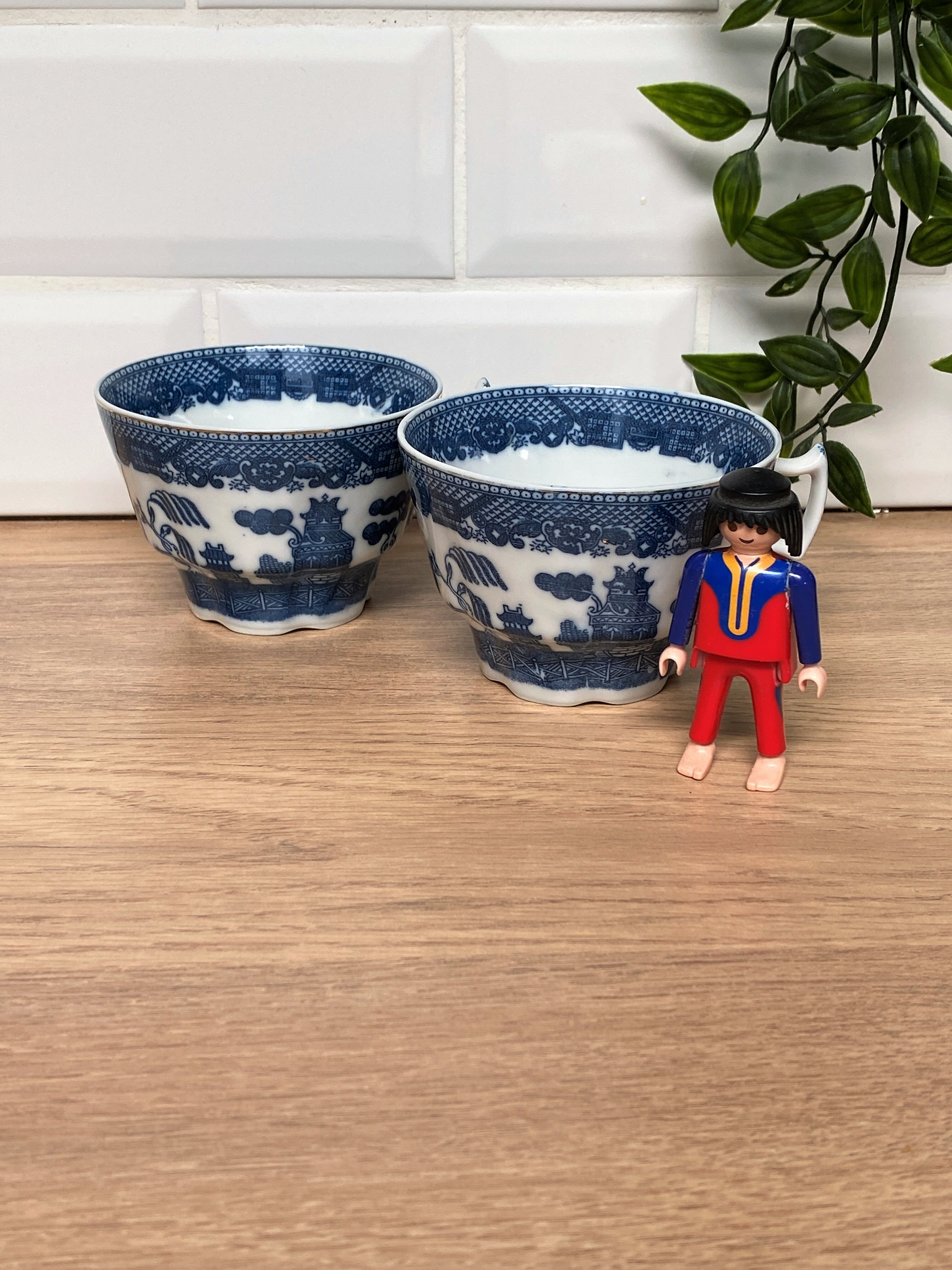 2 fine porcelain cups