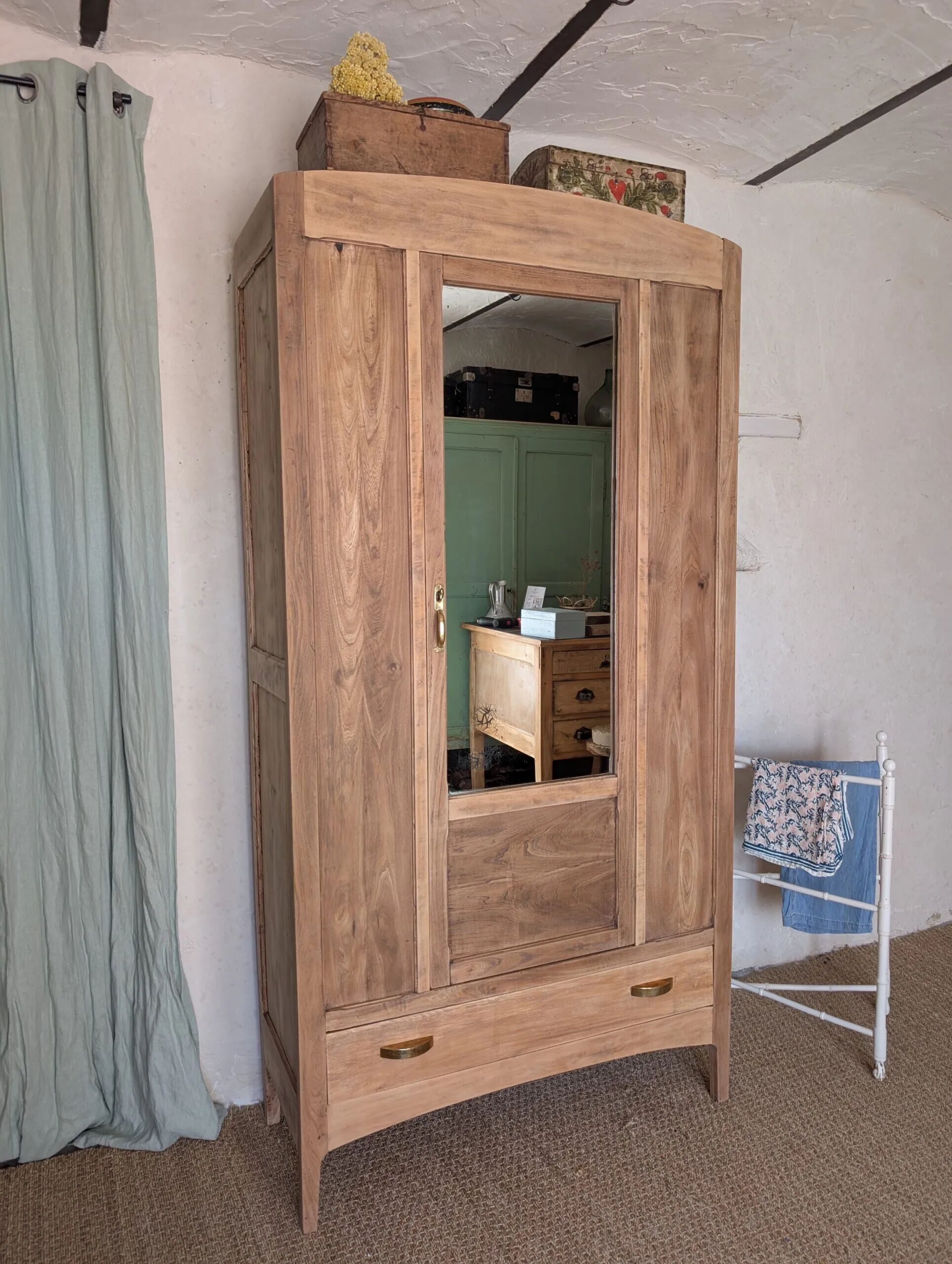 Bonnetière parisienne ancienne avec miroir en bois brut restauré