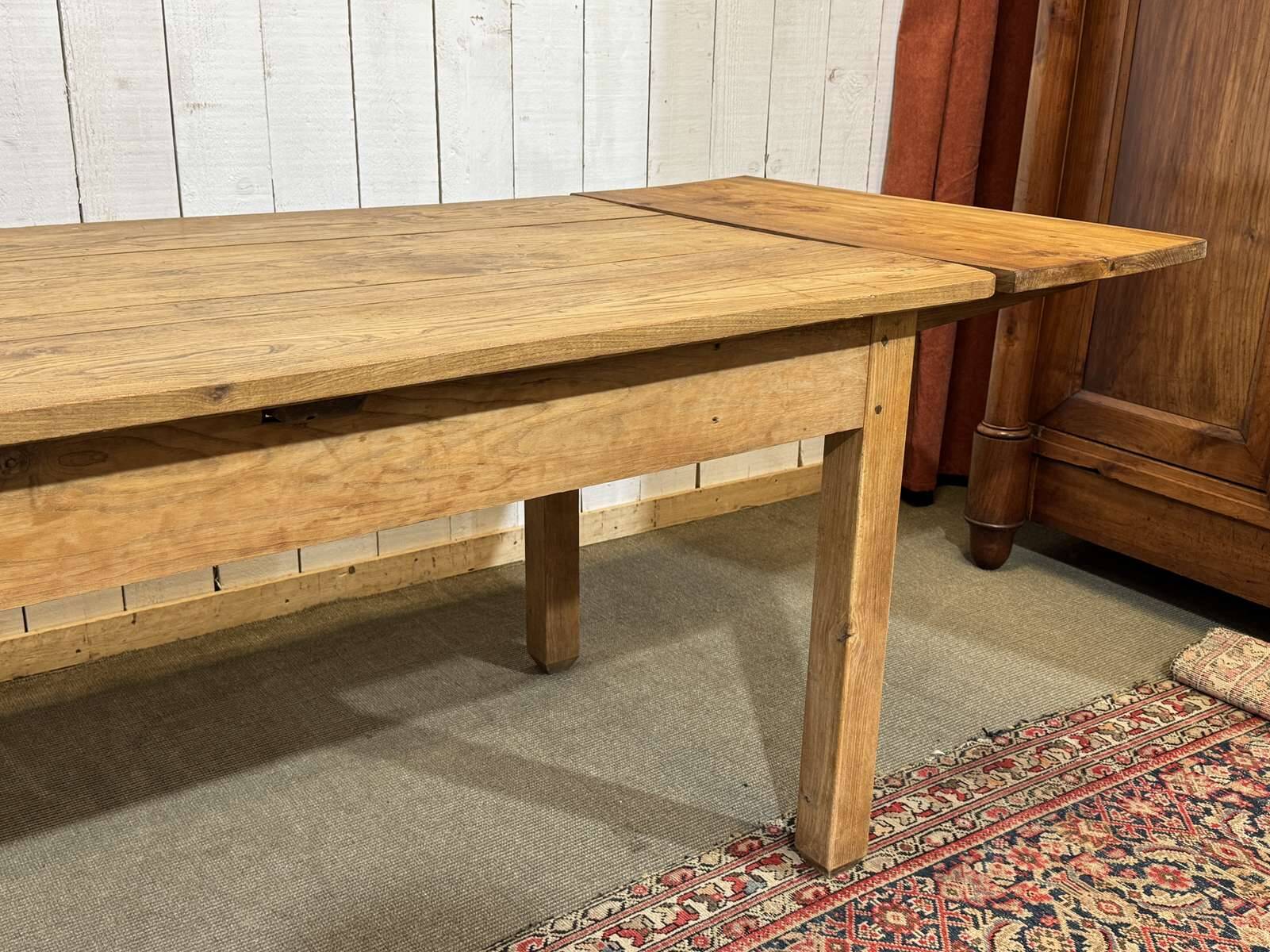 Extendable oak table from the 1930s with Gothic decoration.