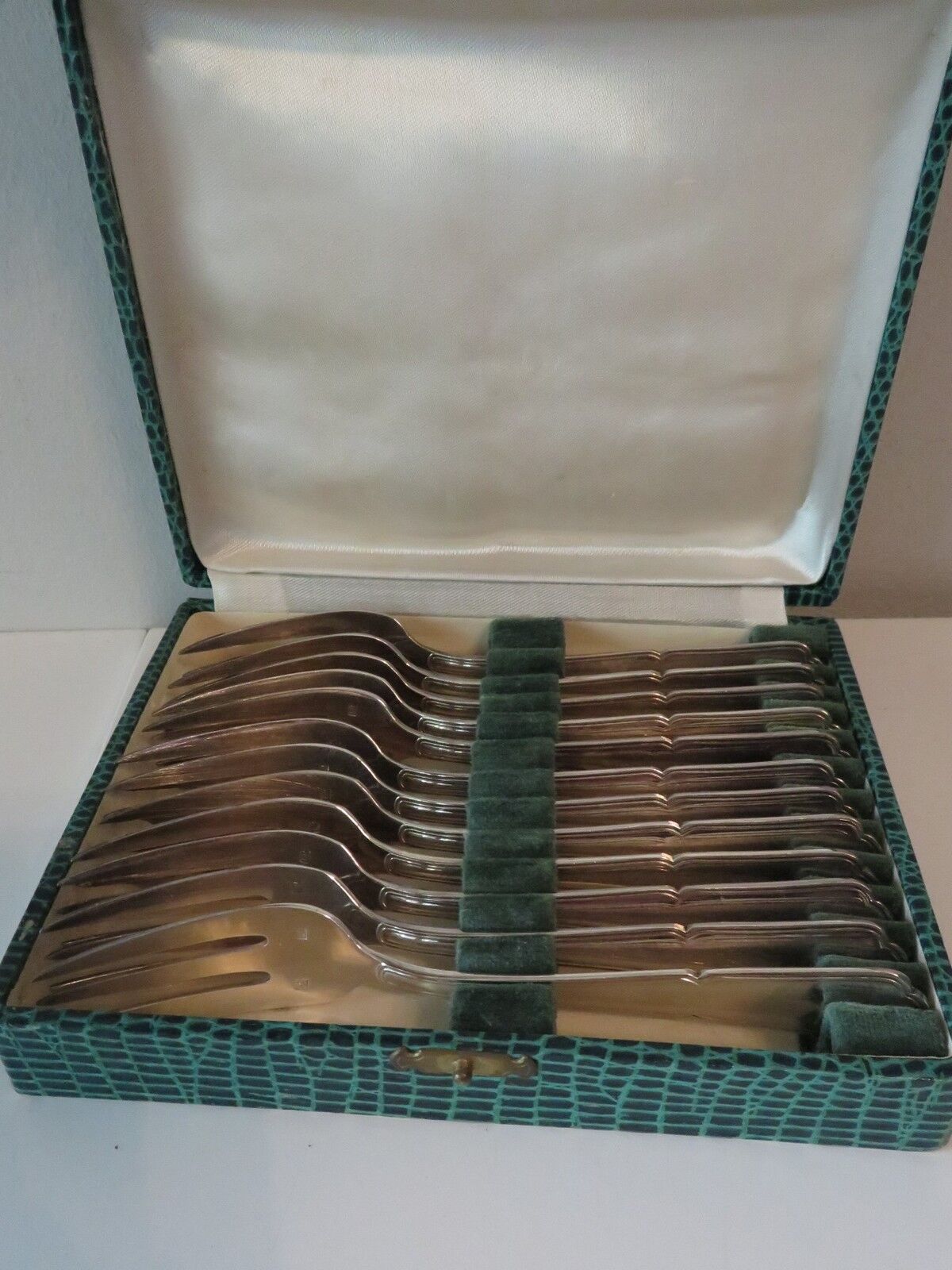 Housewife 12 dessert forks in box