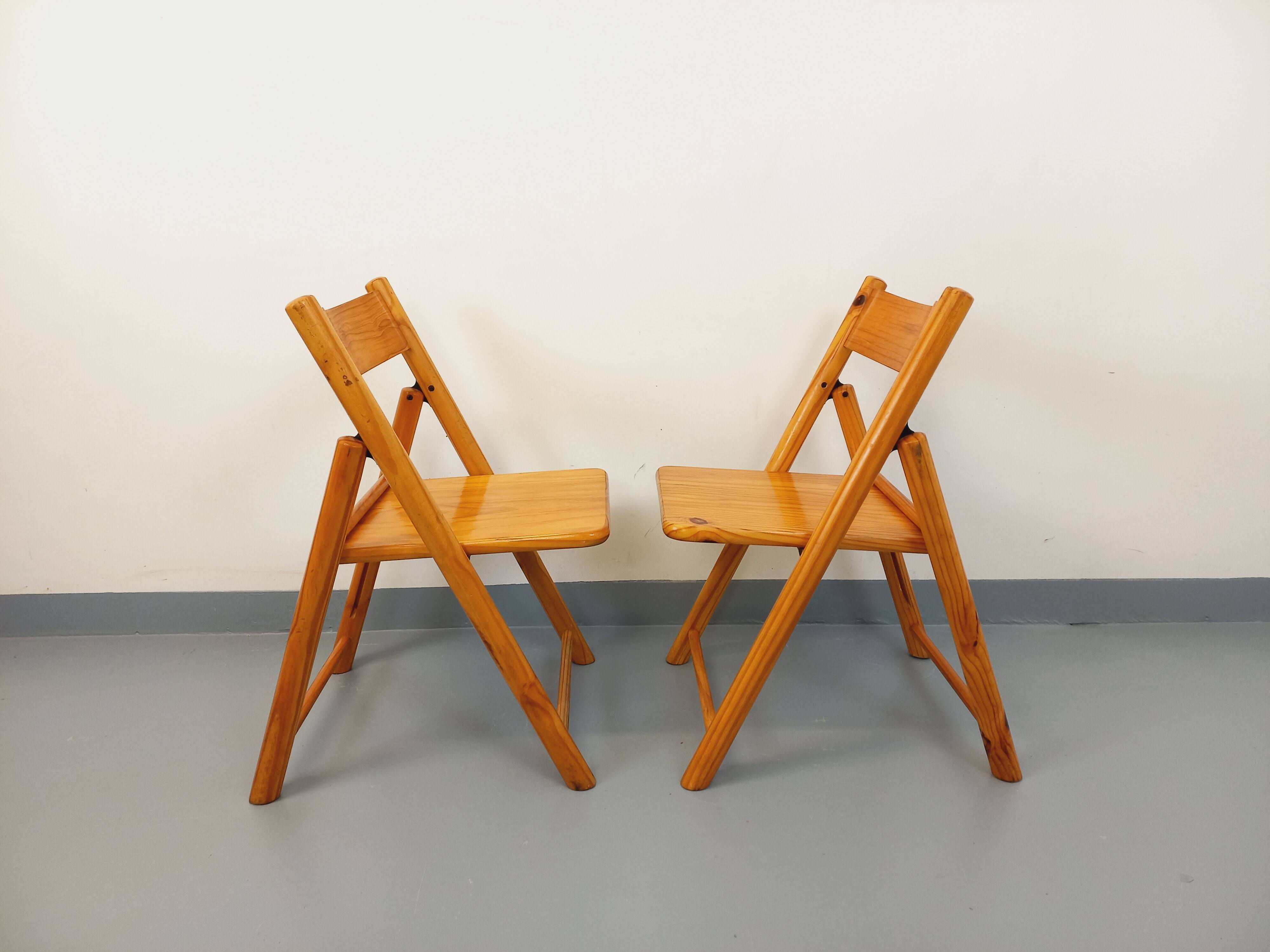 Pair of vintage folding chairs in pine from the 70s and 80s.