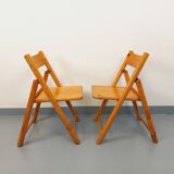 Pair of vintage folding chairs in pine from the 70s and 80s.