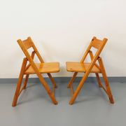 Pair of vintage folding chairs in pine from the 70s and 80s.
