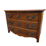 Commode galbée style Louis XV en noyer massif 