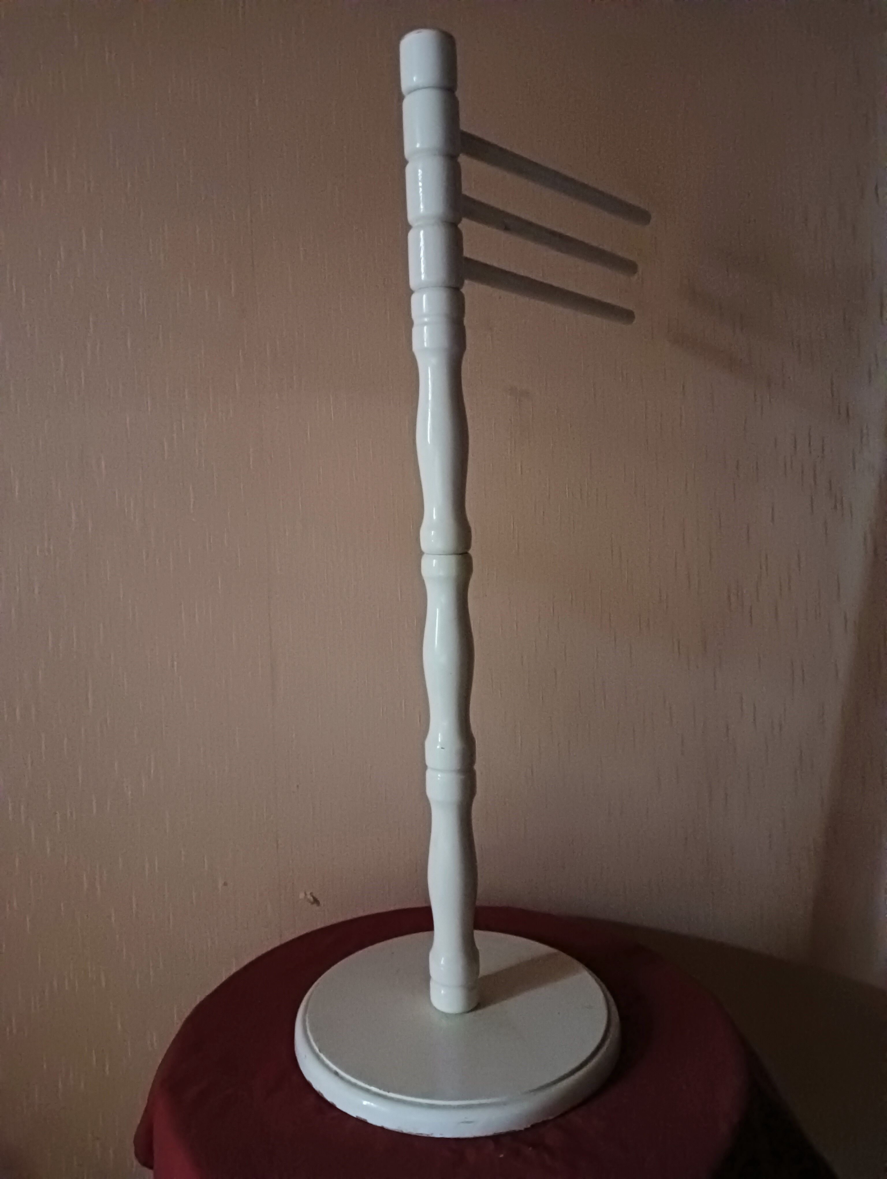 Bath towel rack in white wood, three bars.