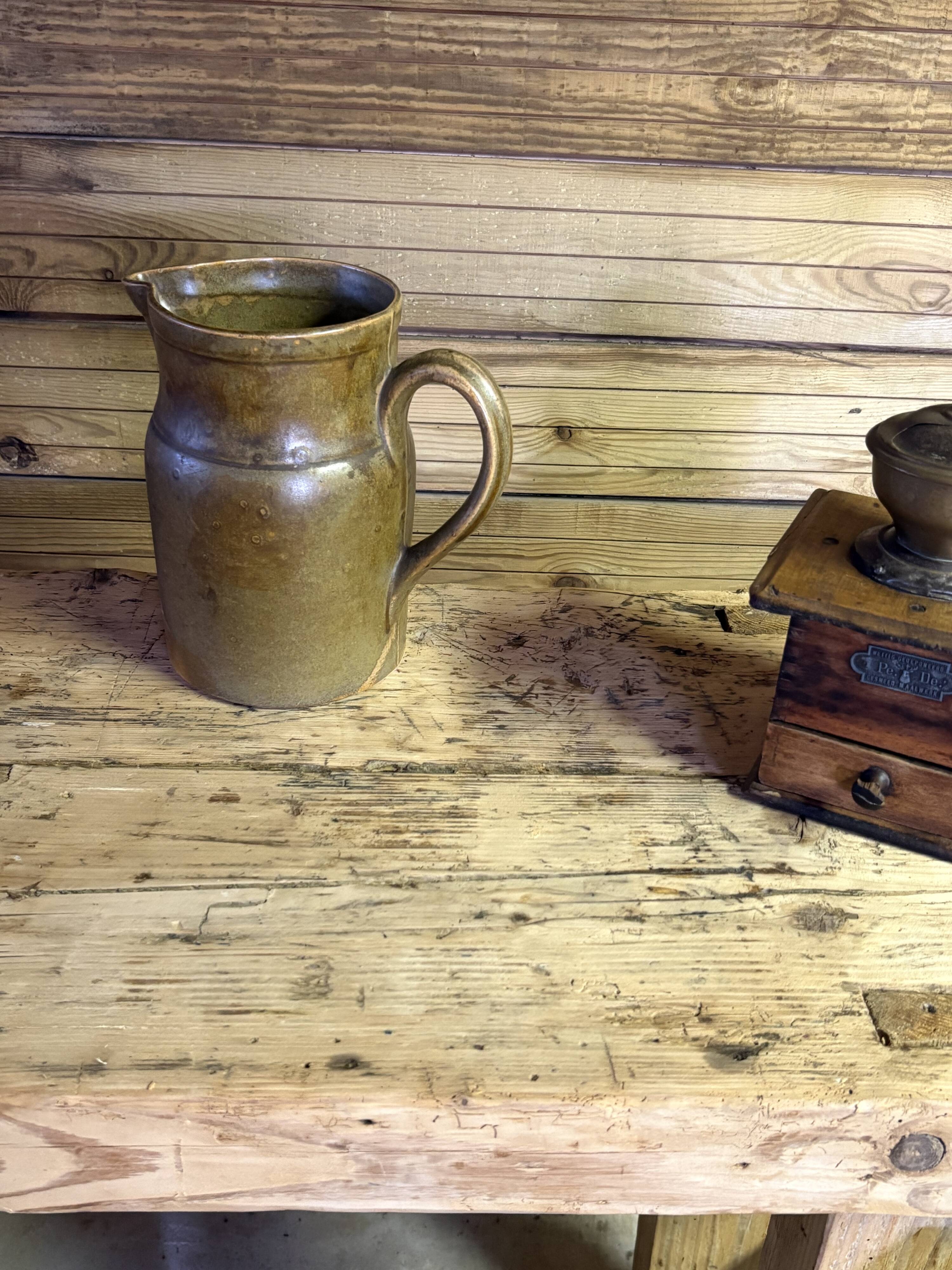 Établi ancien en bois massif avec étau – Authenticité & charme d’atelier