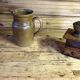 Établi ancien en bois massif avec étau – Authenticité & charme d’atelier