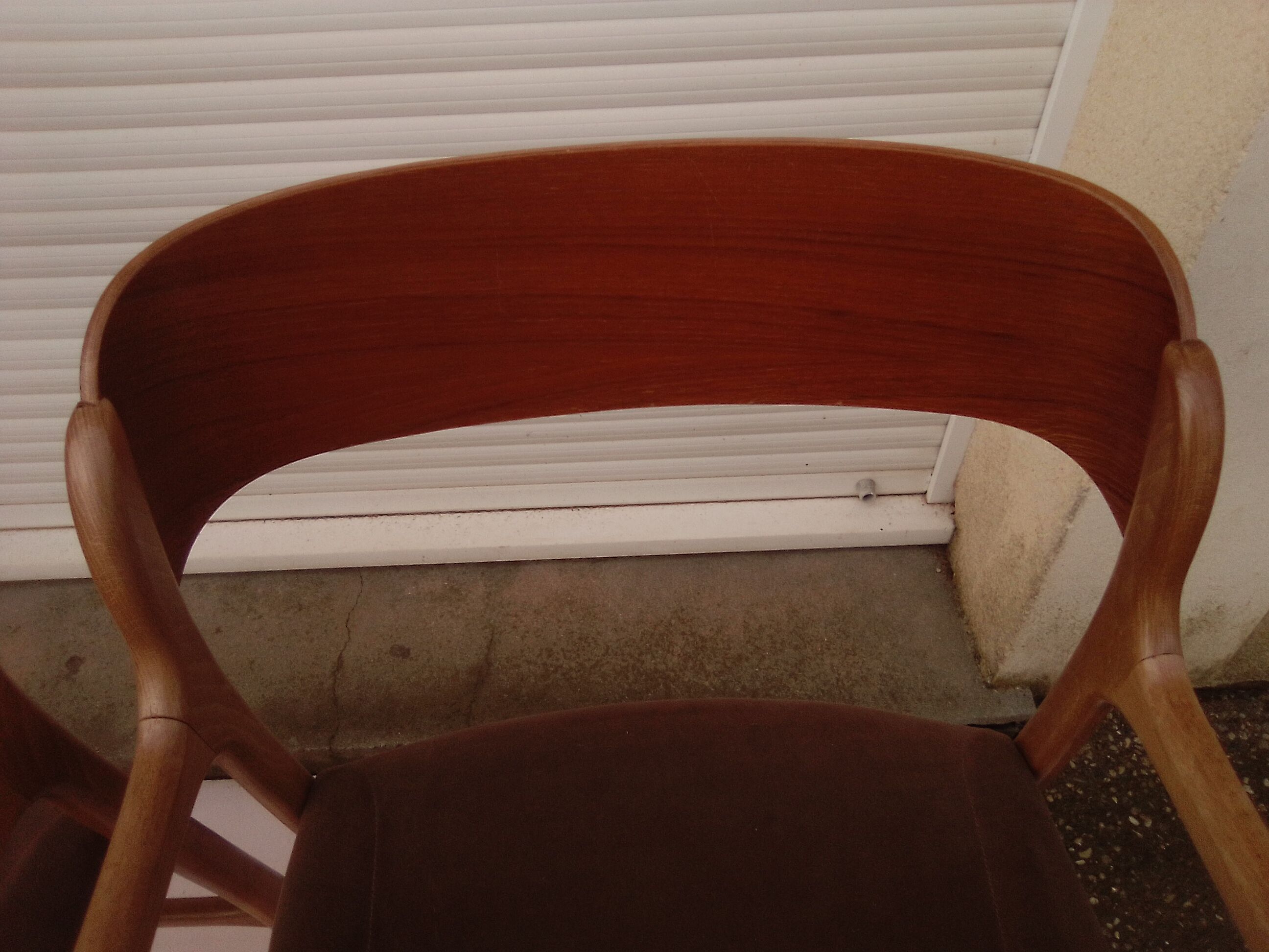 Paire de fauteuils traineau Baumann assise en velours marron
