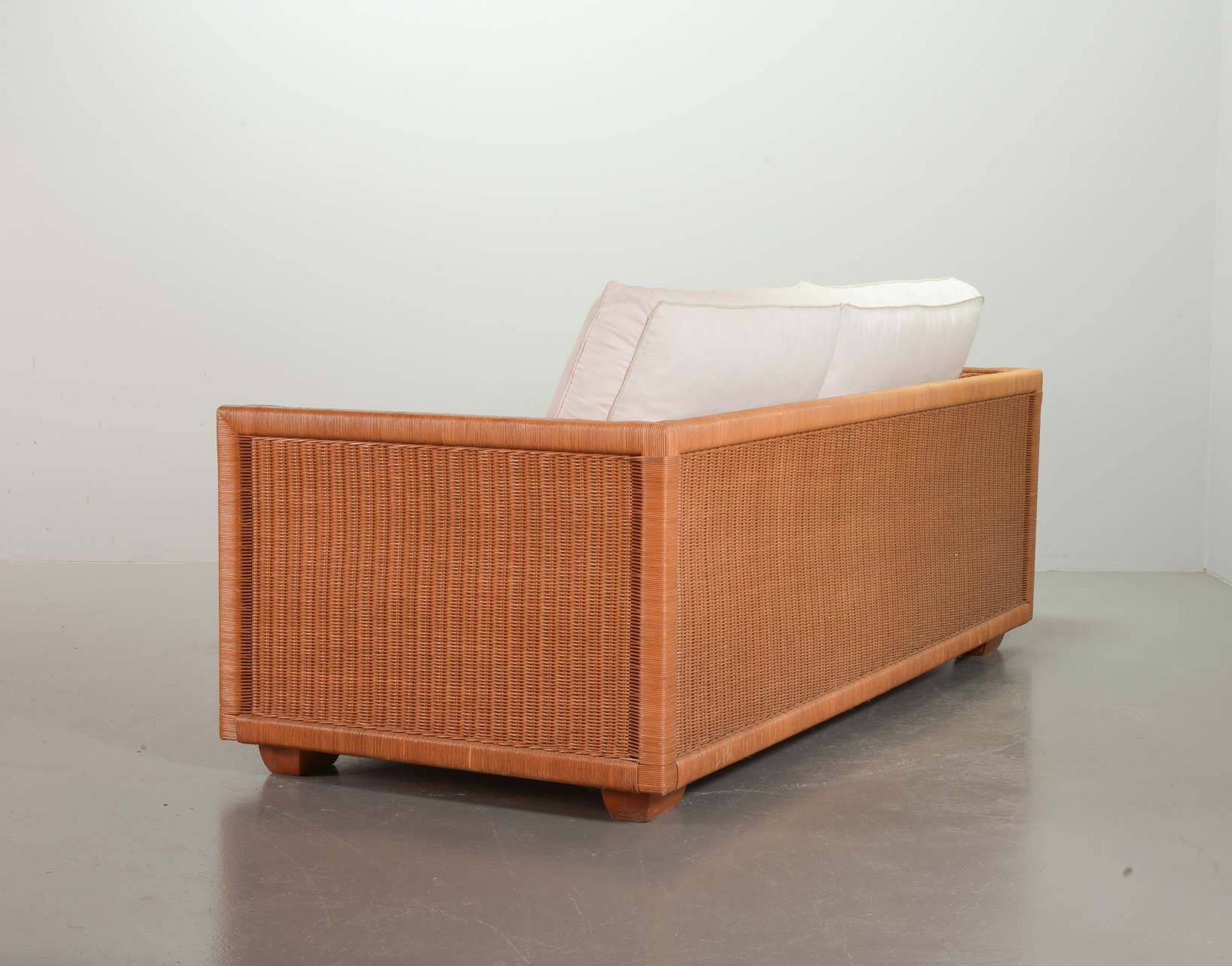 Luxurious Italian Gasparucci Reed White Lounge Greenhouse Sofa. Italy, 1980