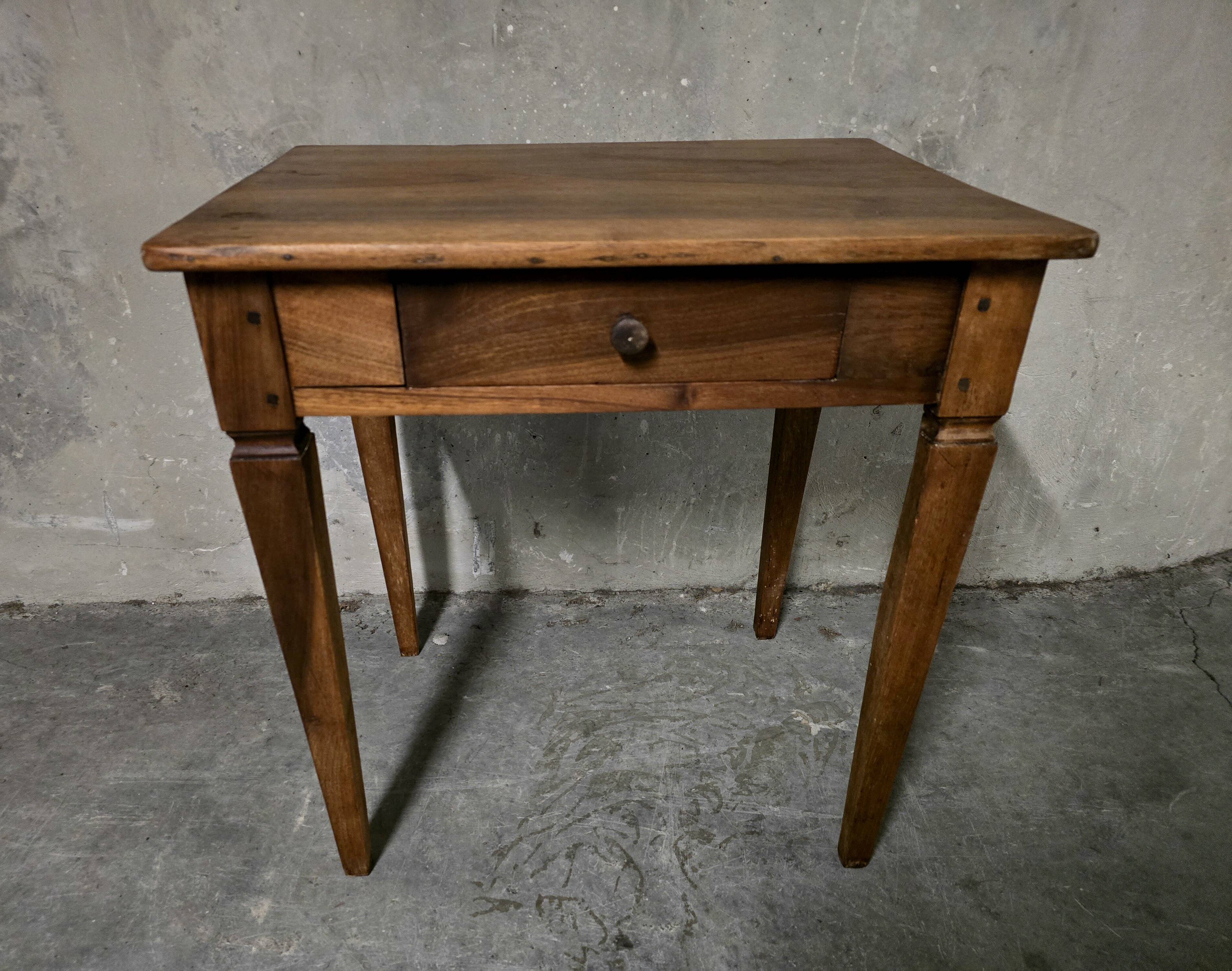 Writing table in walnut, 18th century, provincial work.