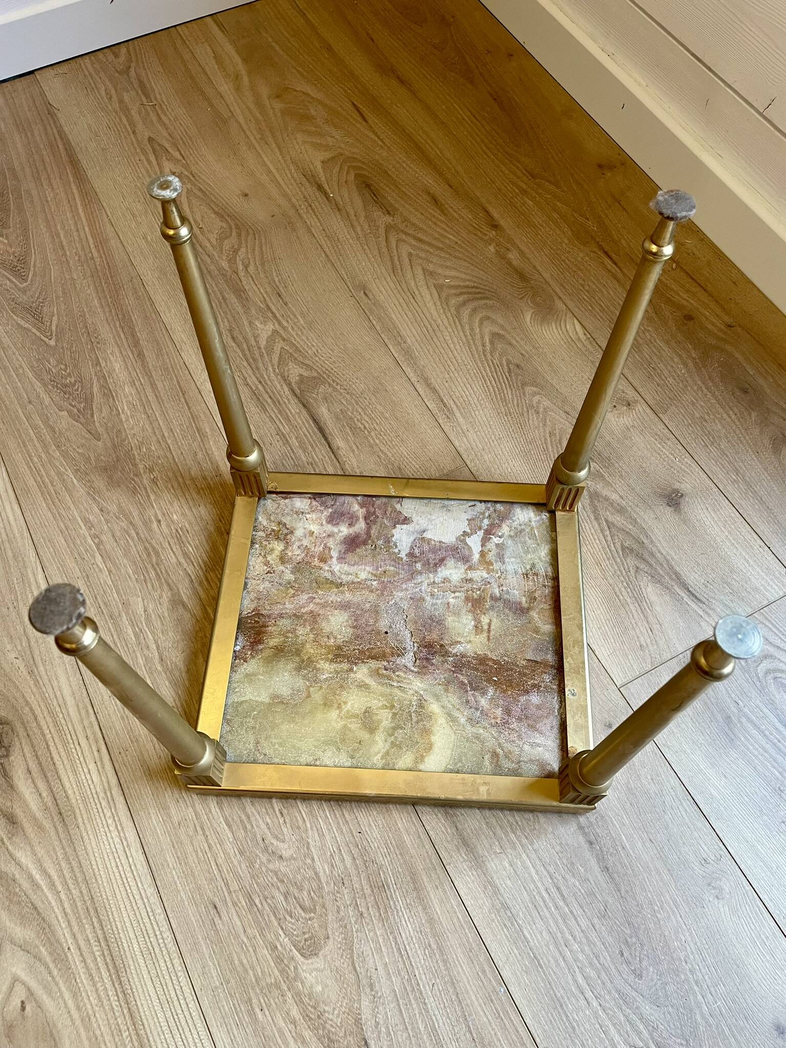 Set of 3 vintage nesting tables in onyx and gold metal from the 1970s.