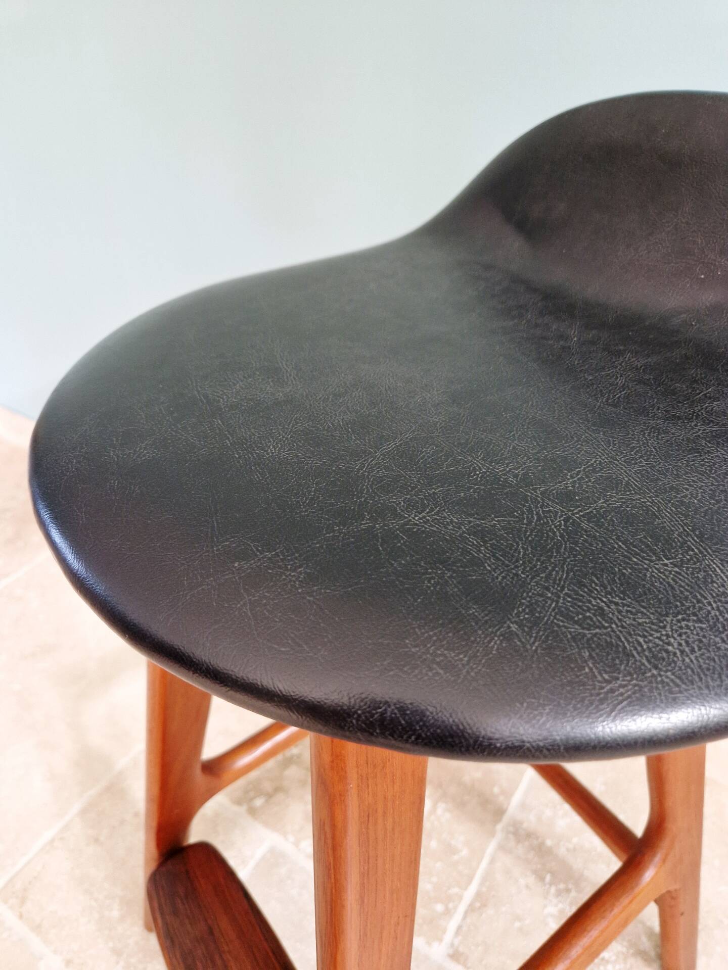 Scandinavian stool in solid teak, design by Erik Buch, Denmark, 1960.