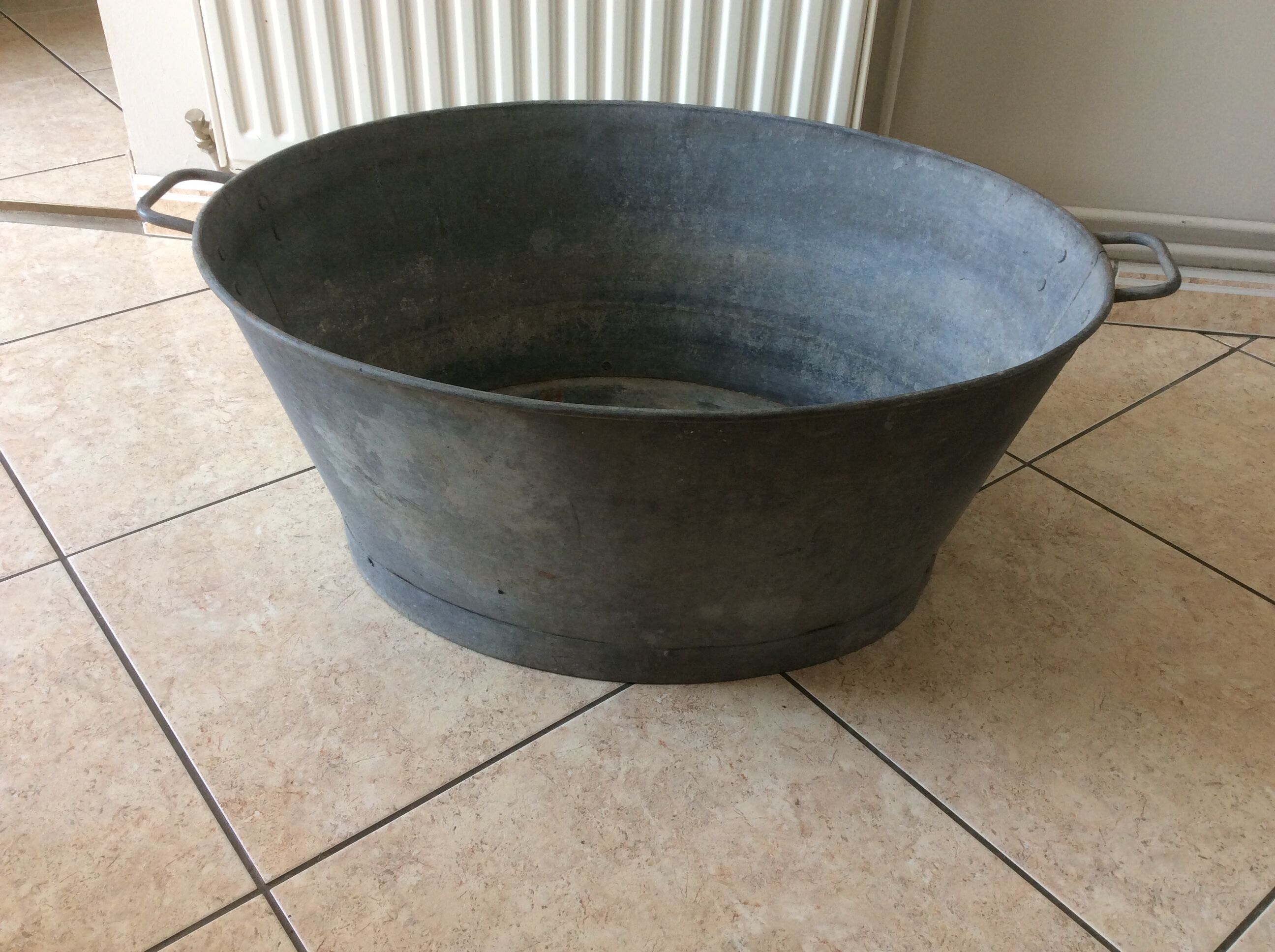 Oval zinc basin