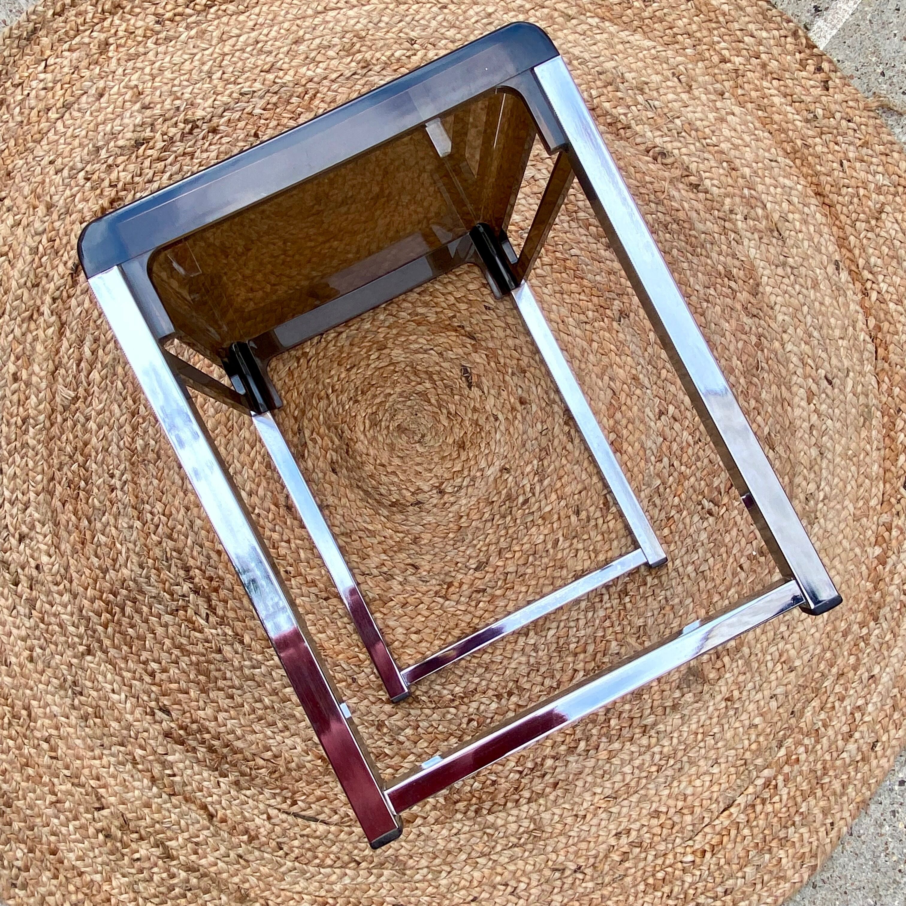 Table d'appoint en métal et plexiglas fumé vintage 70