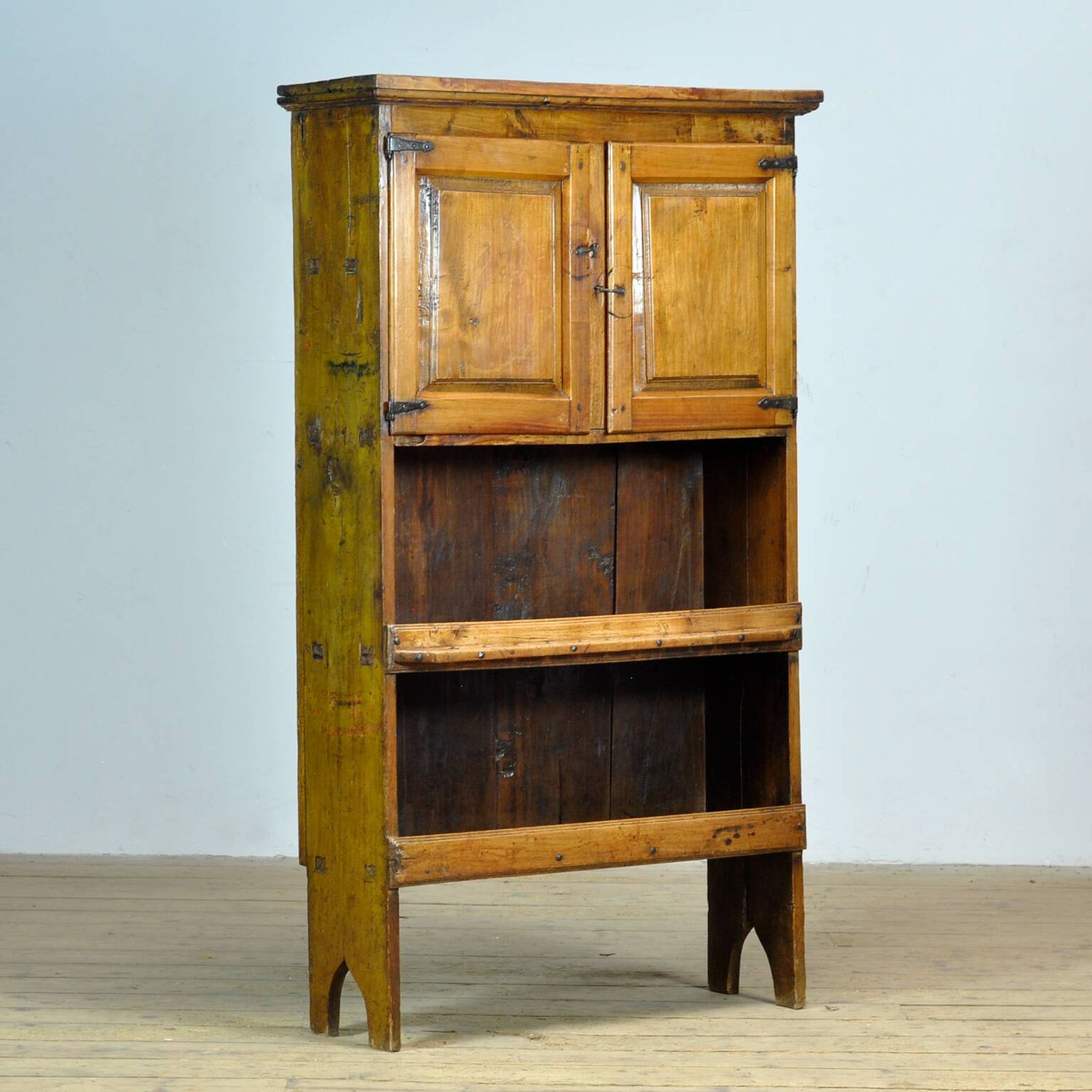 Cabinet en châtaignier espagnol, vers 1800