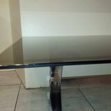 Table basse en métal chromé et verre fumé 1970