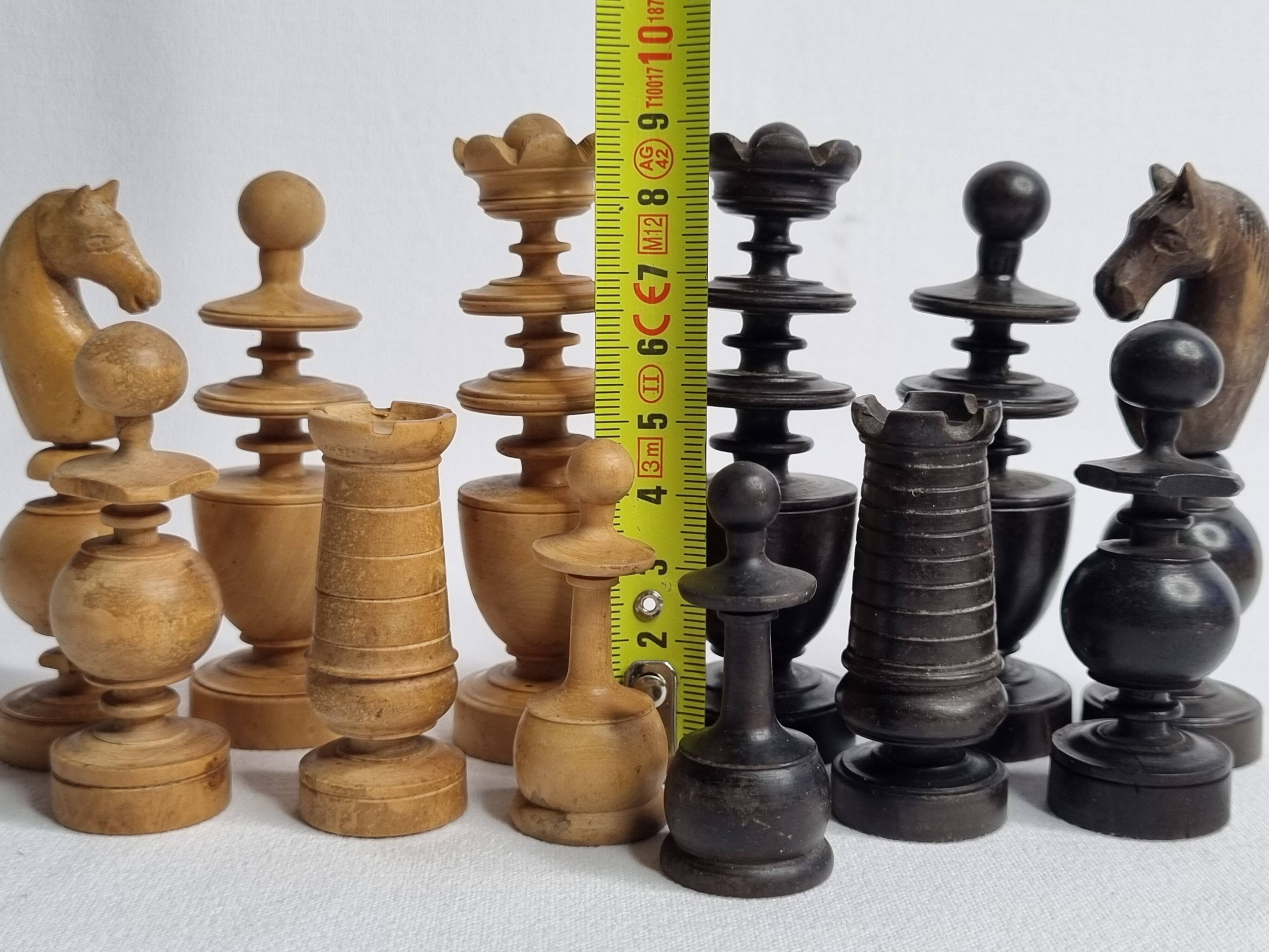 Vintage chess set, late 19th - early 20th century, in carved turned wood, 9 cm