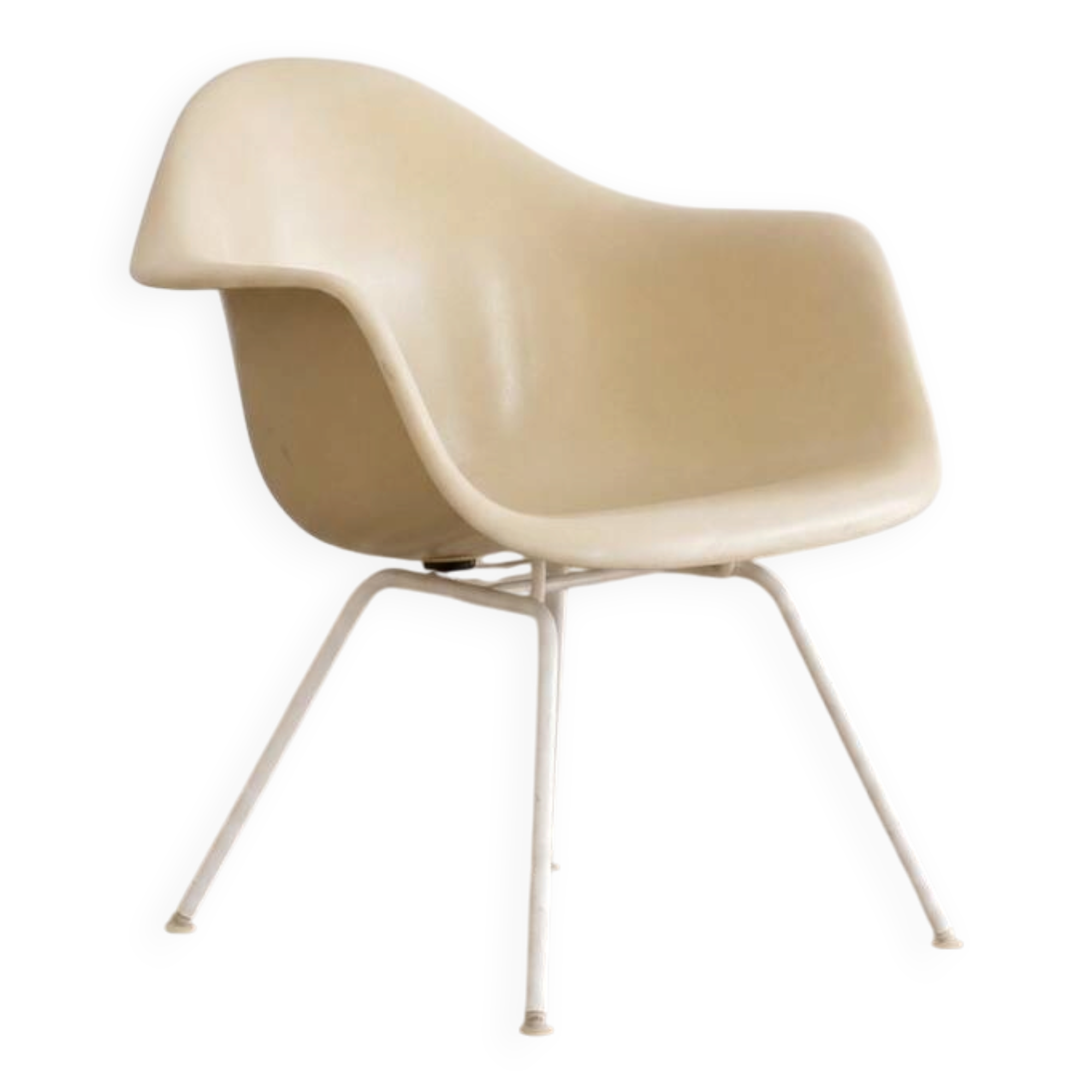 Fauteuil en fibre de verre eames par herman miller avec base lax blanche