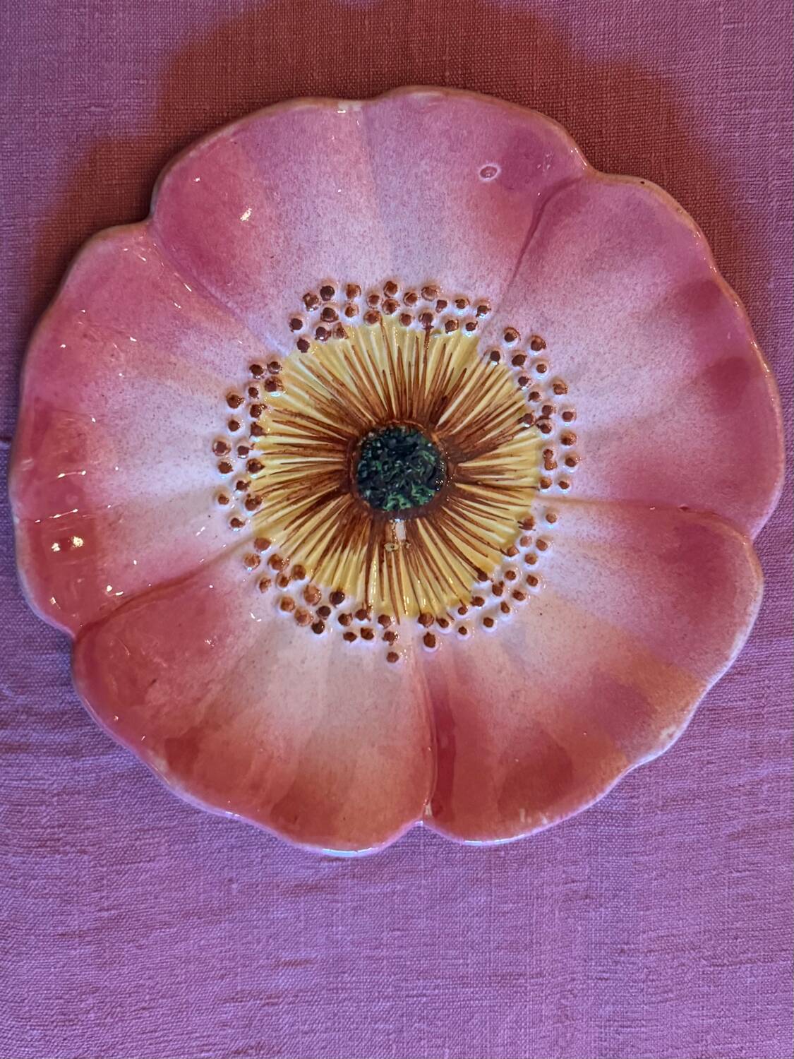 Service 6 assiettes barbotine fleurs d’églantine Delphine Massier Vallauris