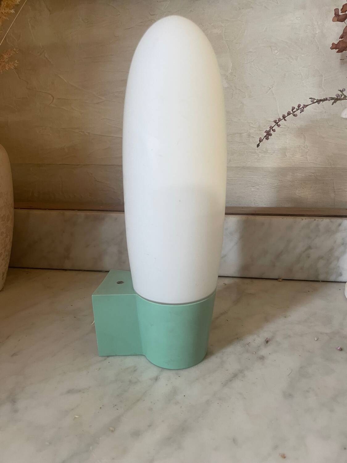 Opaline and Bakelite wall light from the 1950s.