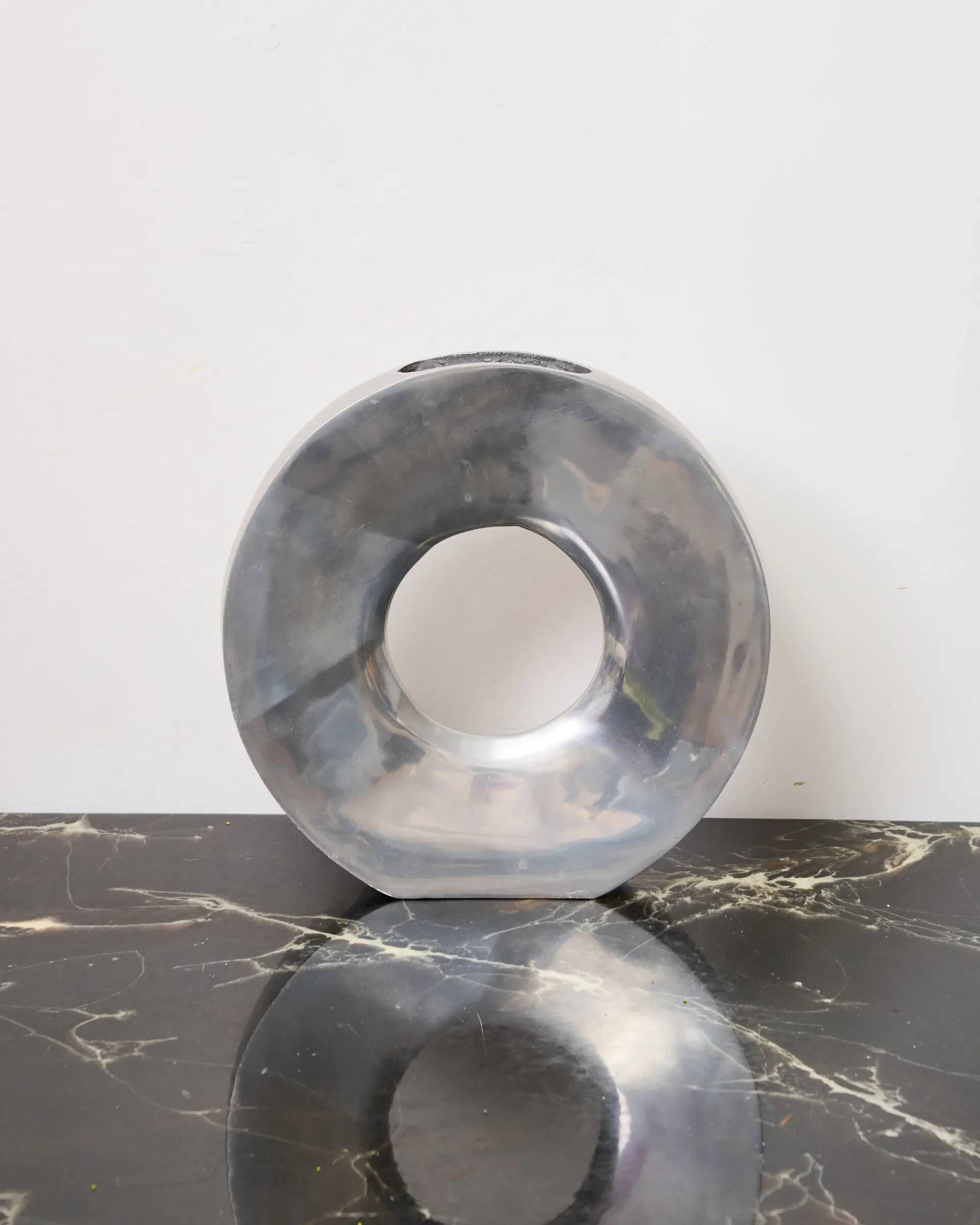 Vase L rond ajouré en fonte d'aluminium, 1970s