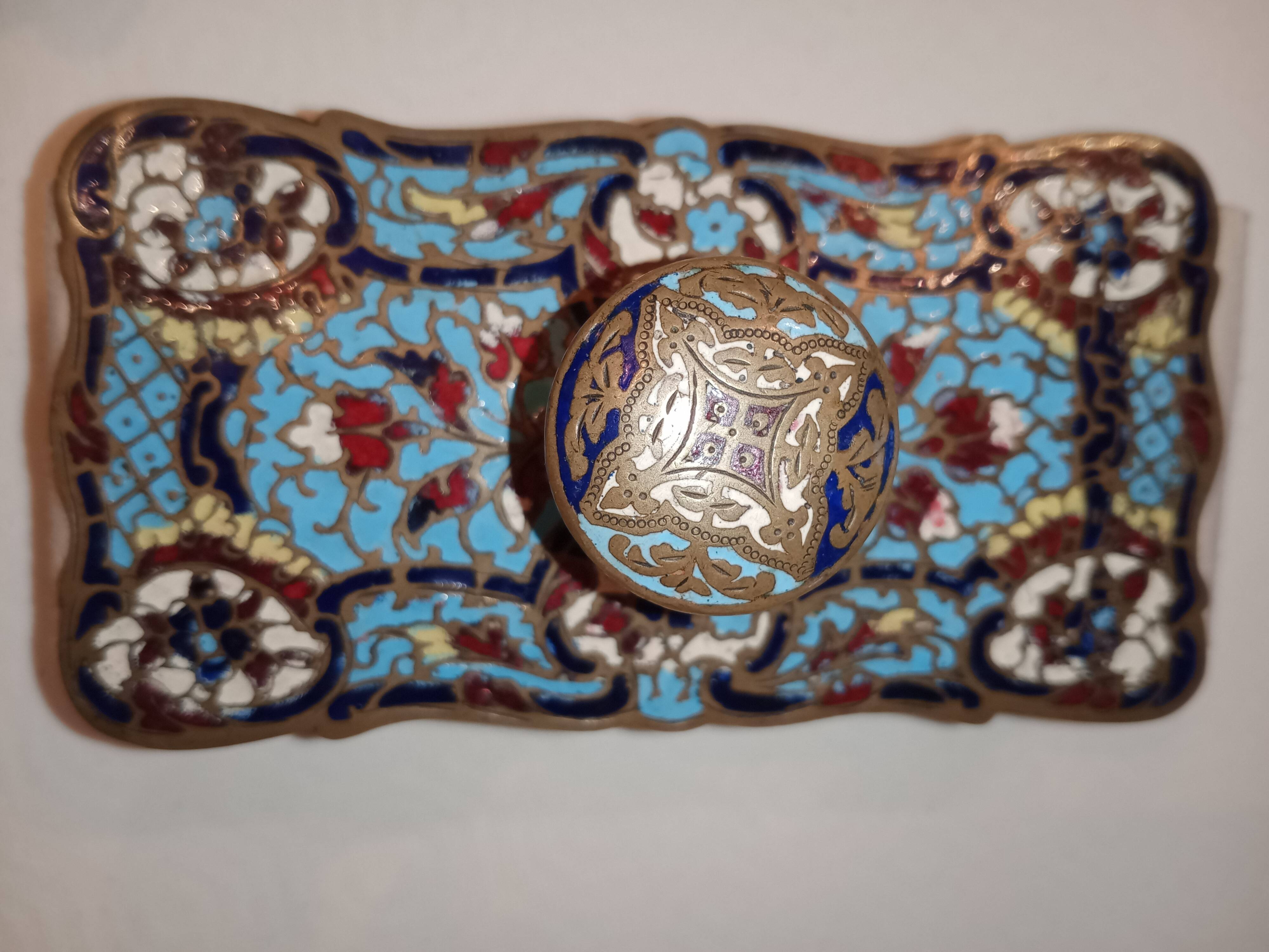 Bronze desk needs partitioned