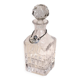 Crystal whiskey decanter with faceted stopper