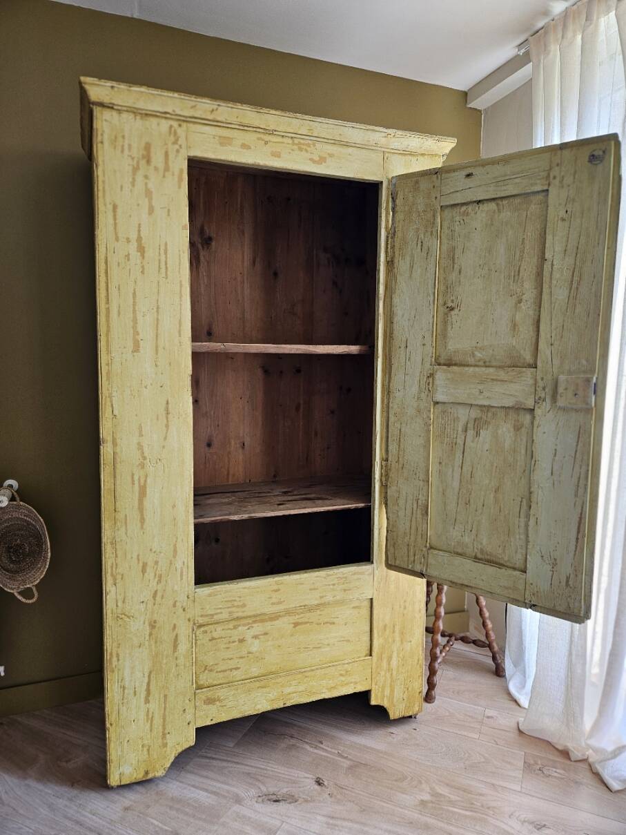19th-century bonnetière wardrobe | Claudia