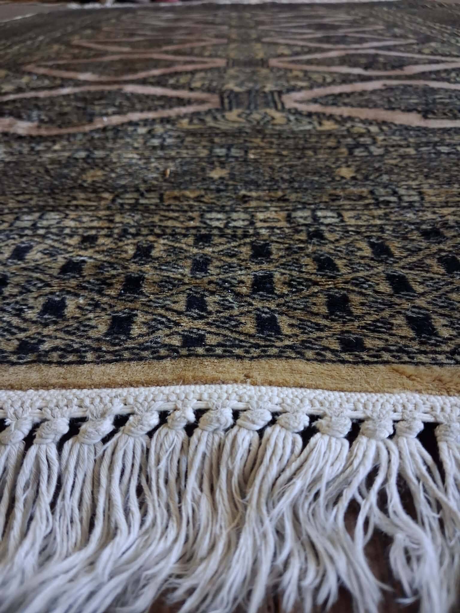 Handmade Pakistani Bukhara rug 188x122cm