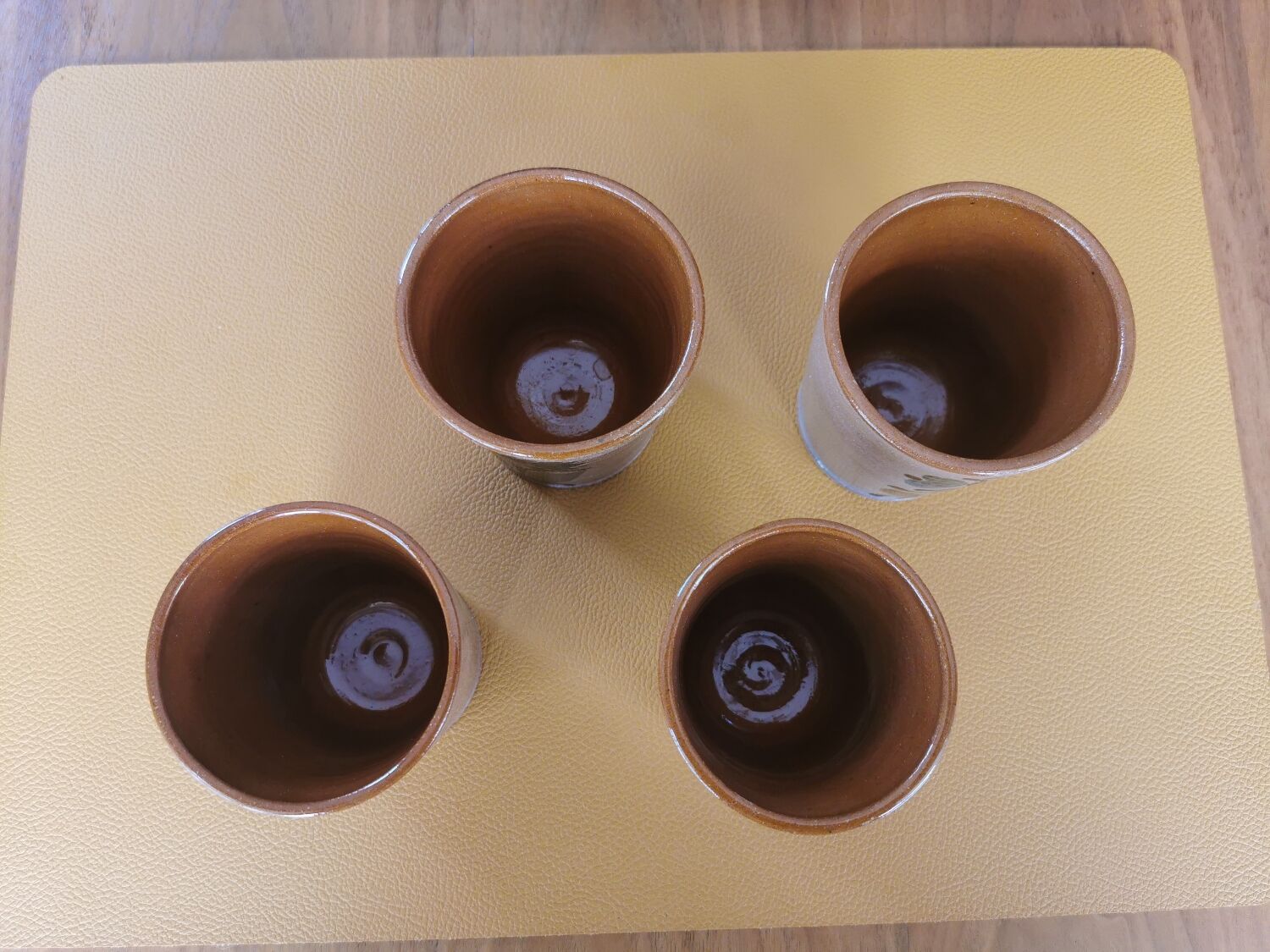 Suite of 4 vintage mugs