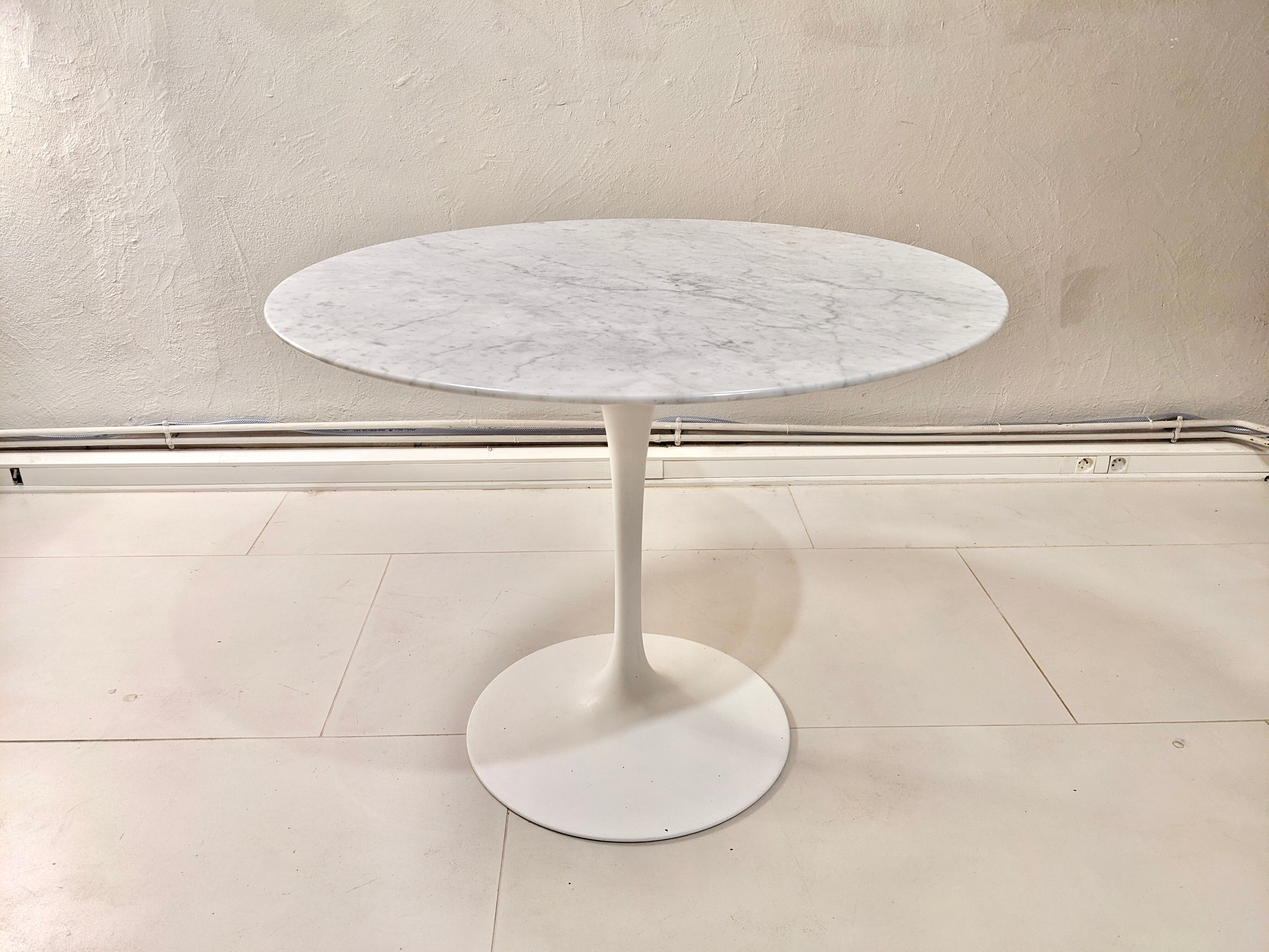 Round table in Carrara marble by Eero Saarinen for Knoll