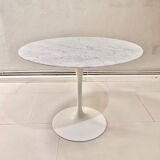 Round table in Carrara marble by Eero Saarinen for Knoll