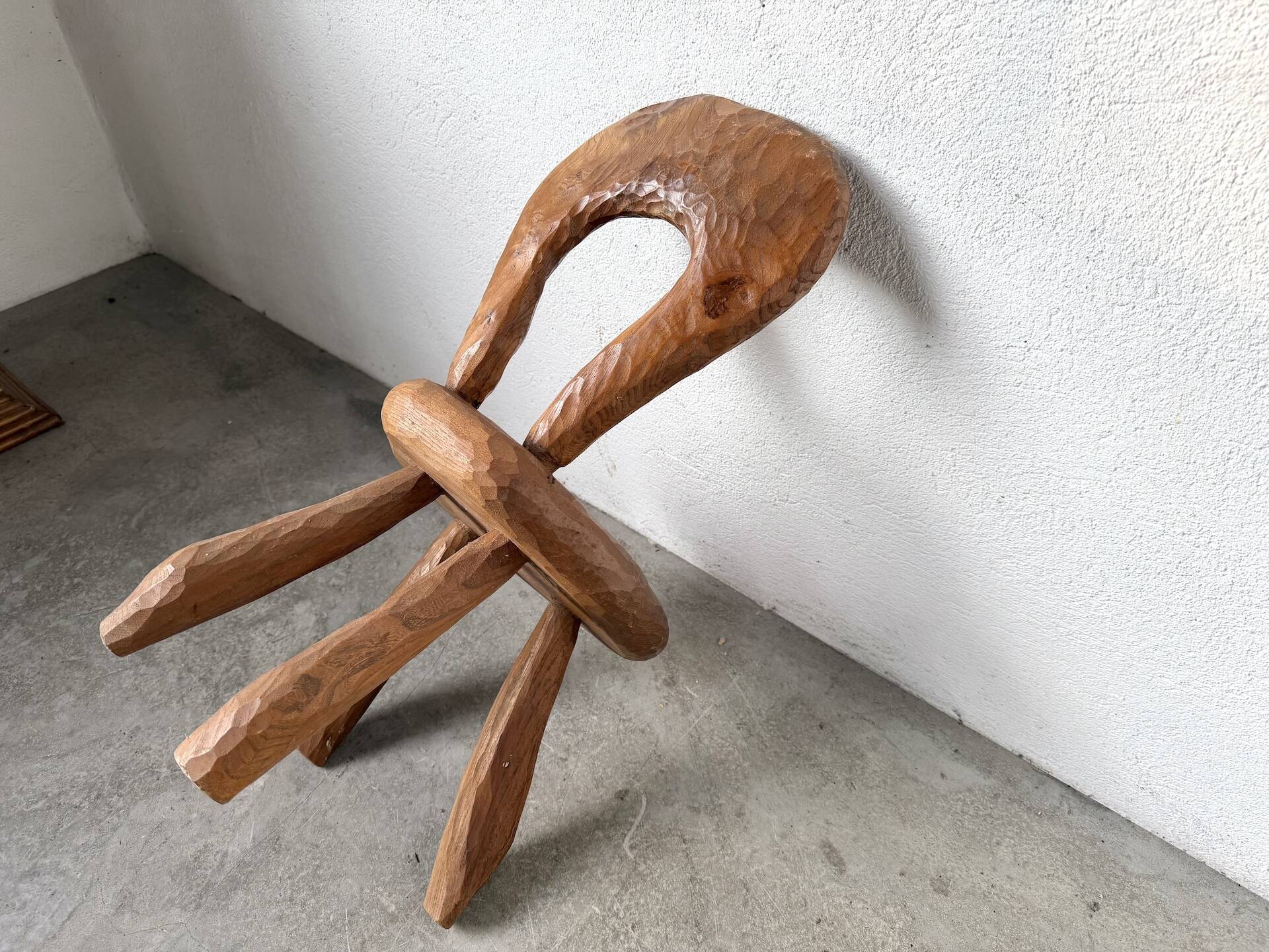 Petite chaise sculptée à la gouge