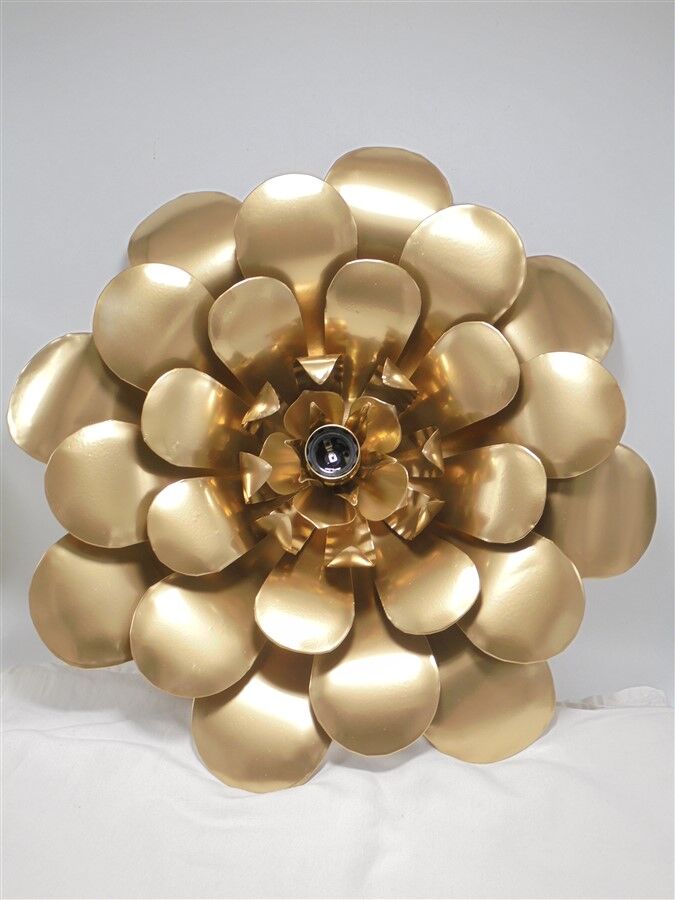 Flower-shaped wall lamp