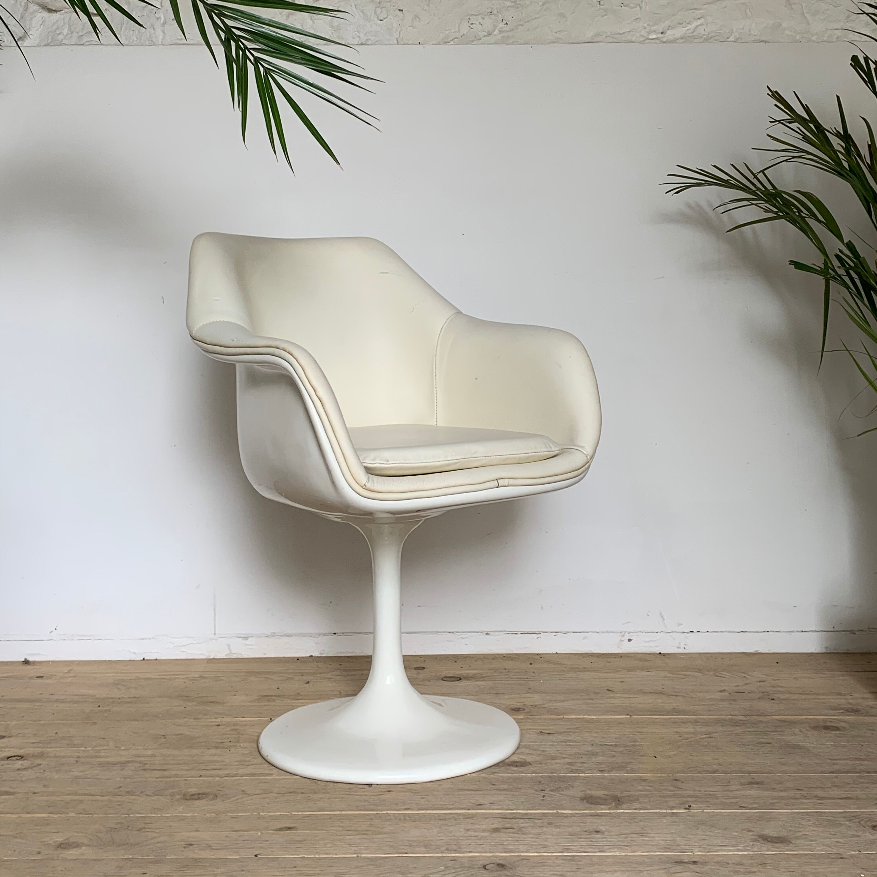 Vintage swivel desk foot tulip in white leather