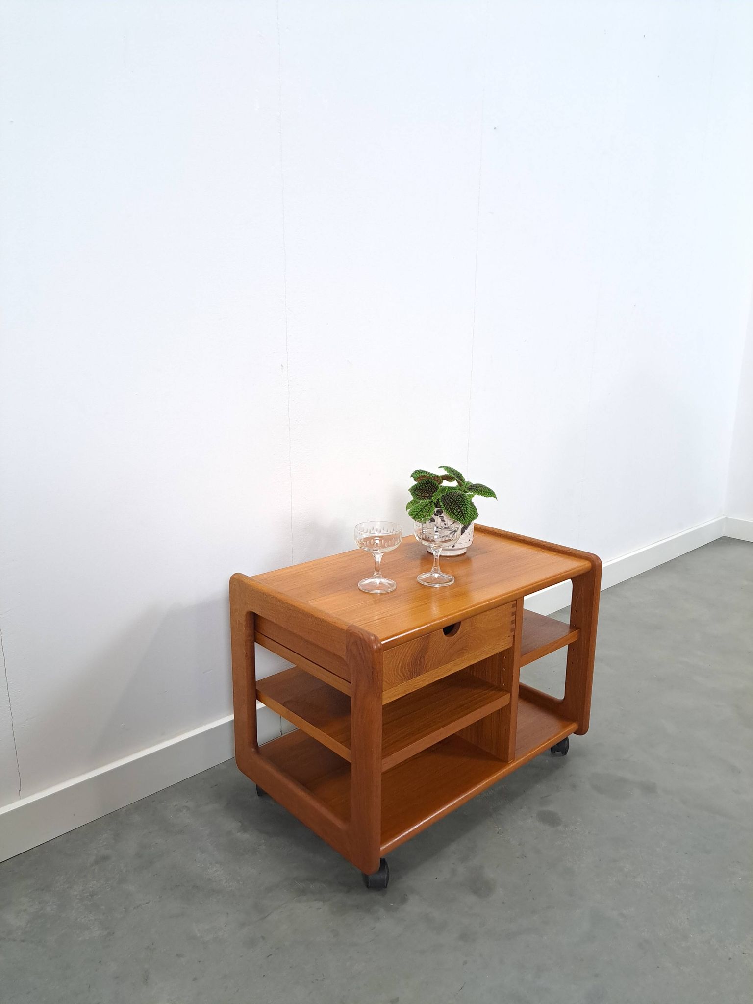 Chariot audio en teck danois avec tiroir meuble TV vintage