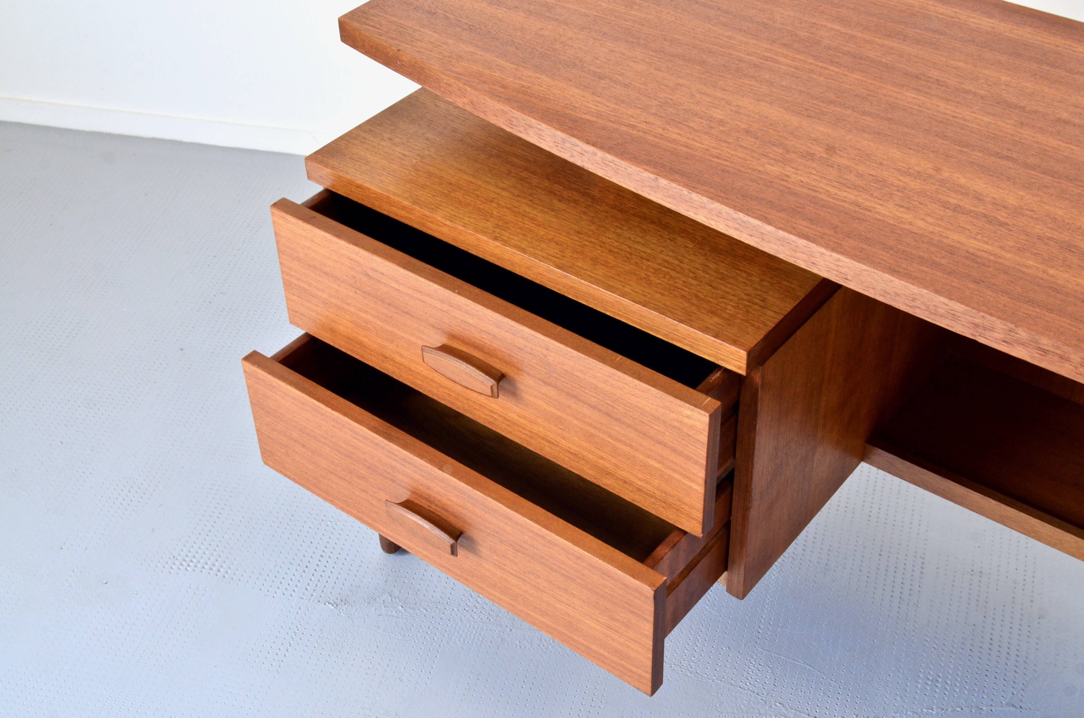 Bureau flottant en teck G Plan vintage. Livraison. Moderne / milieu du siècle.
