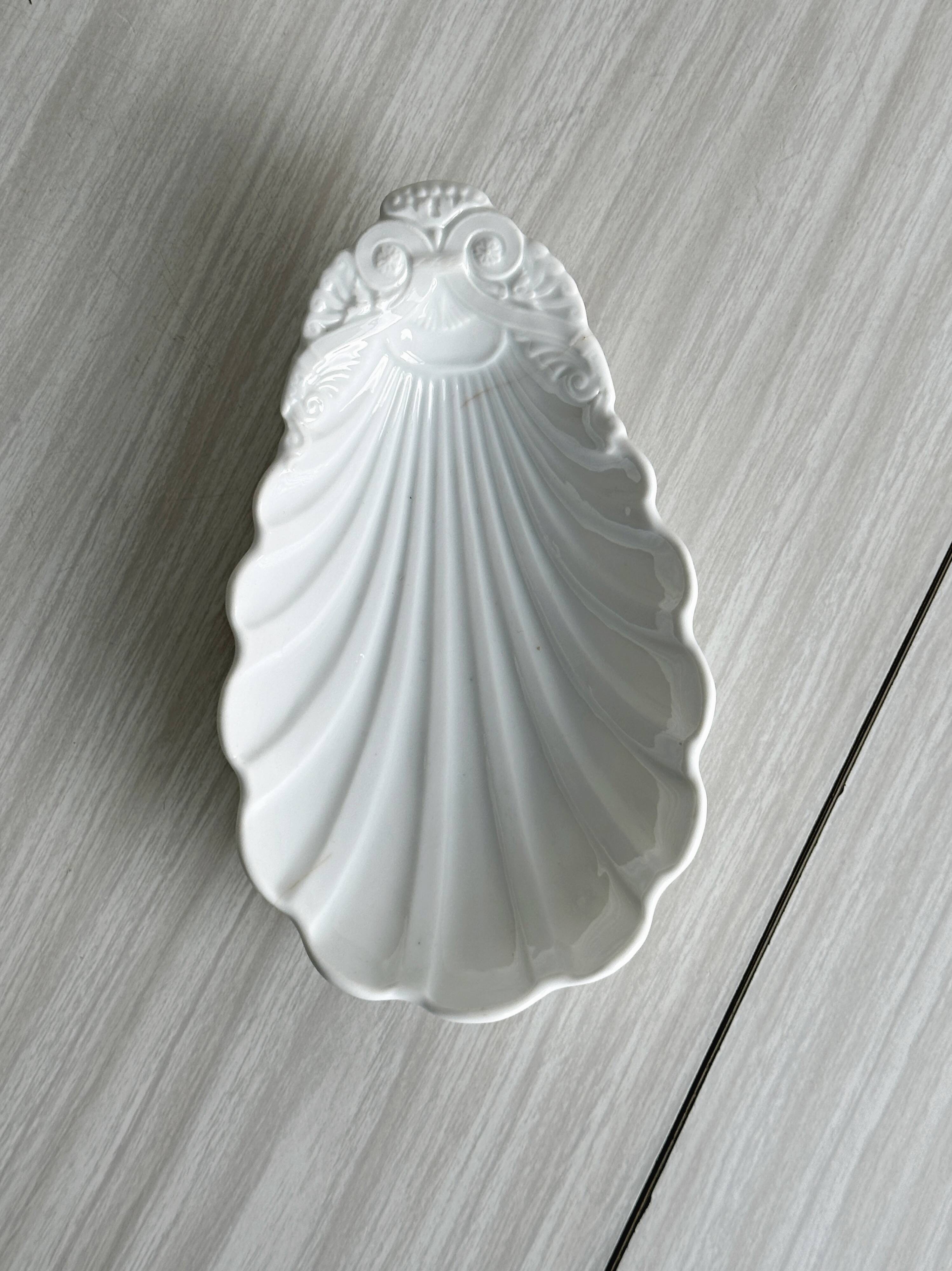 White ceramic shell bowl