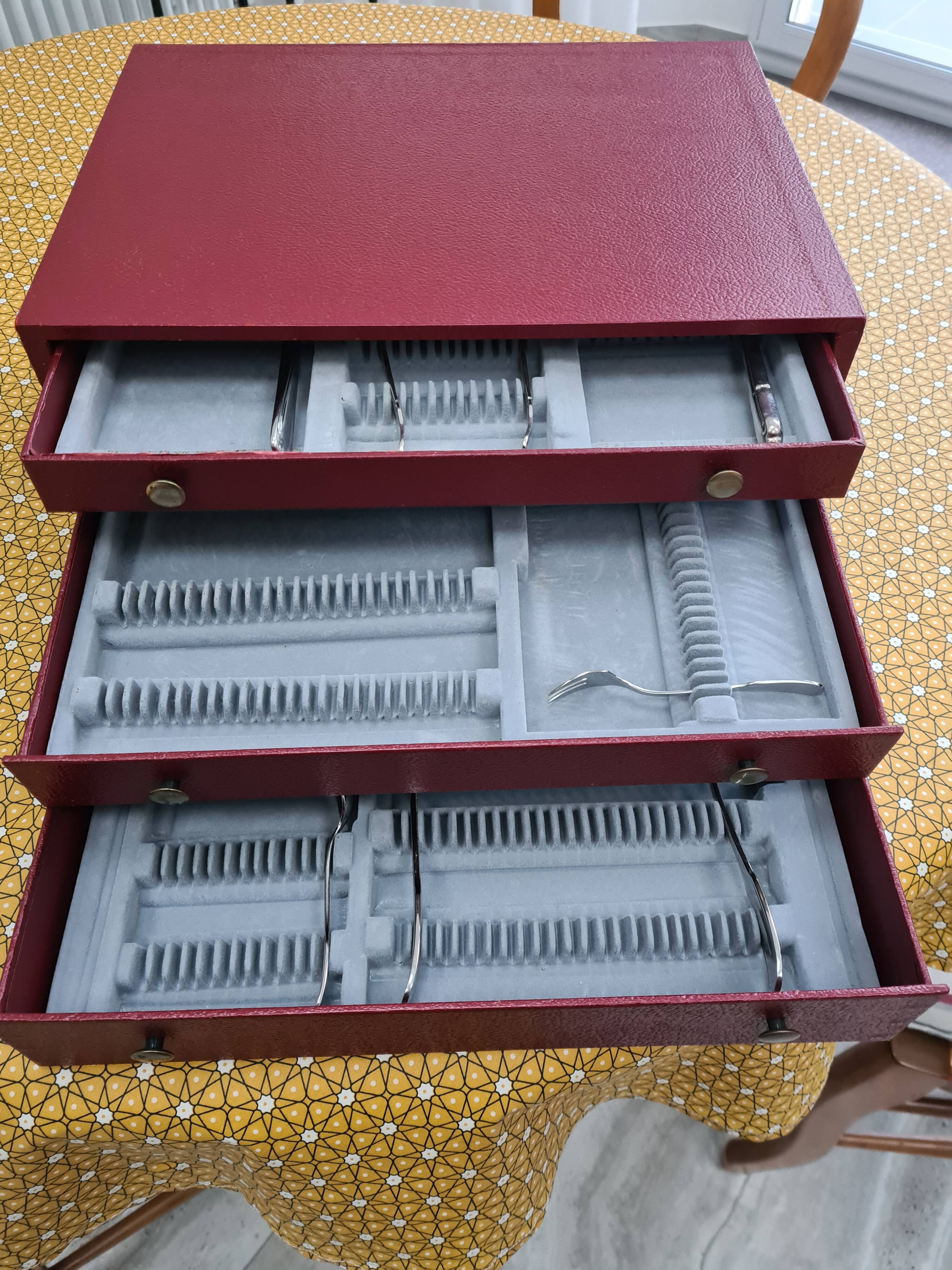 Empty cutlery box