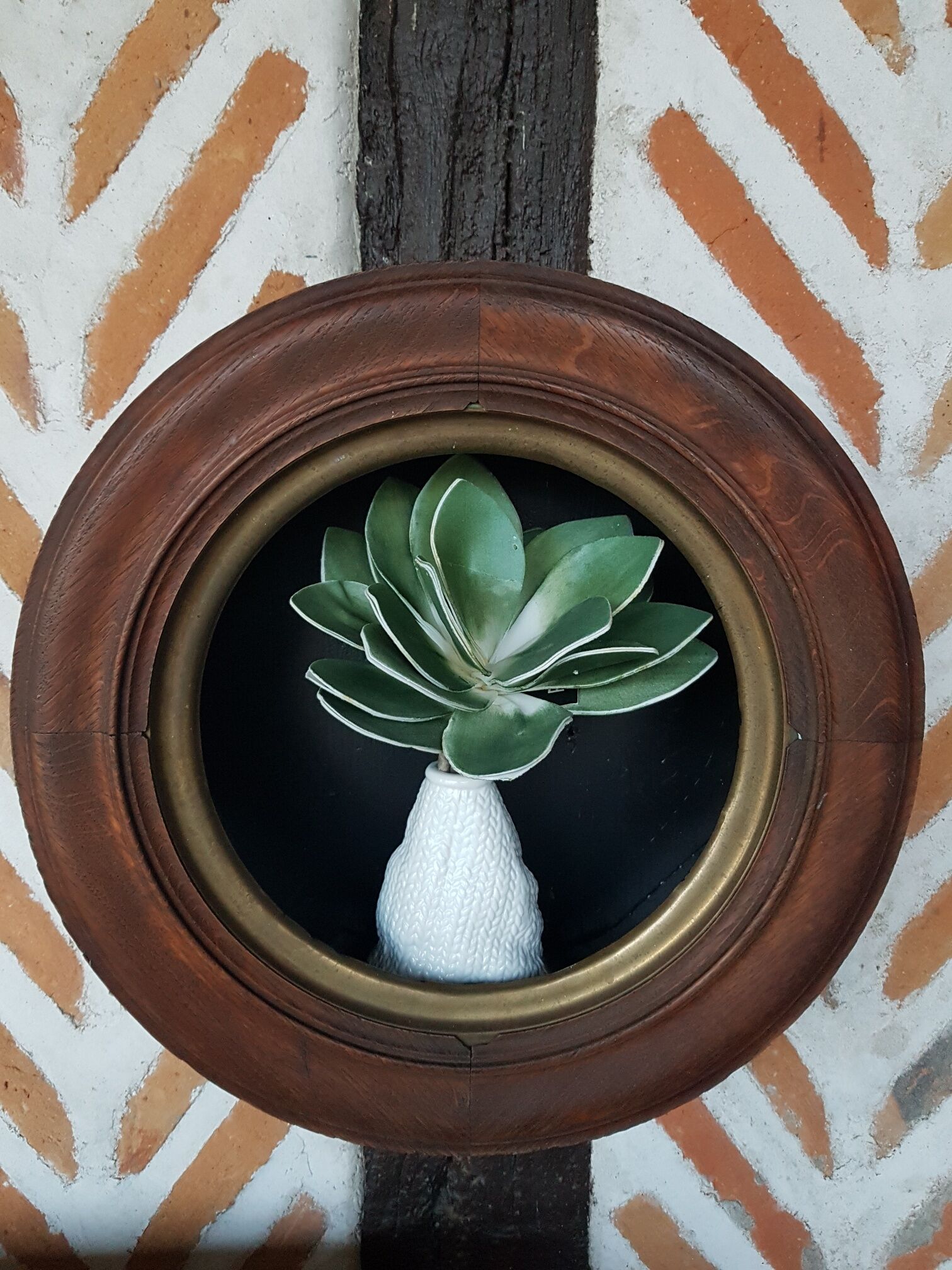 Black round wall shelf