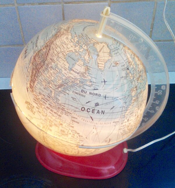 Globe terrestre lumineux, mappemonde ancienne verre lumière design Taride vintage 1950