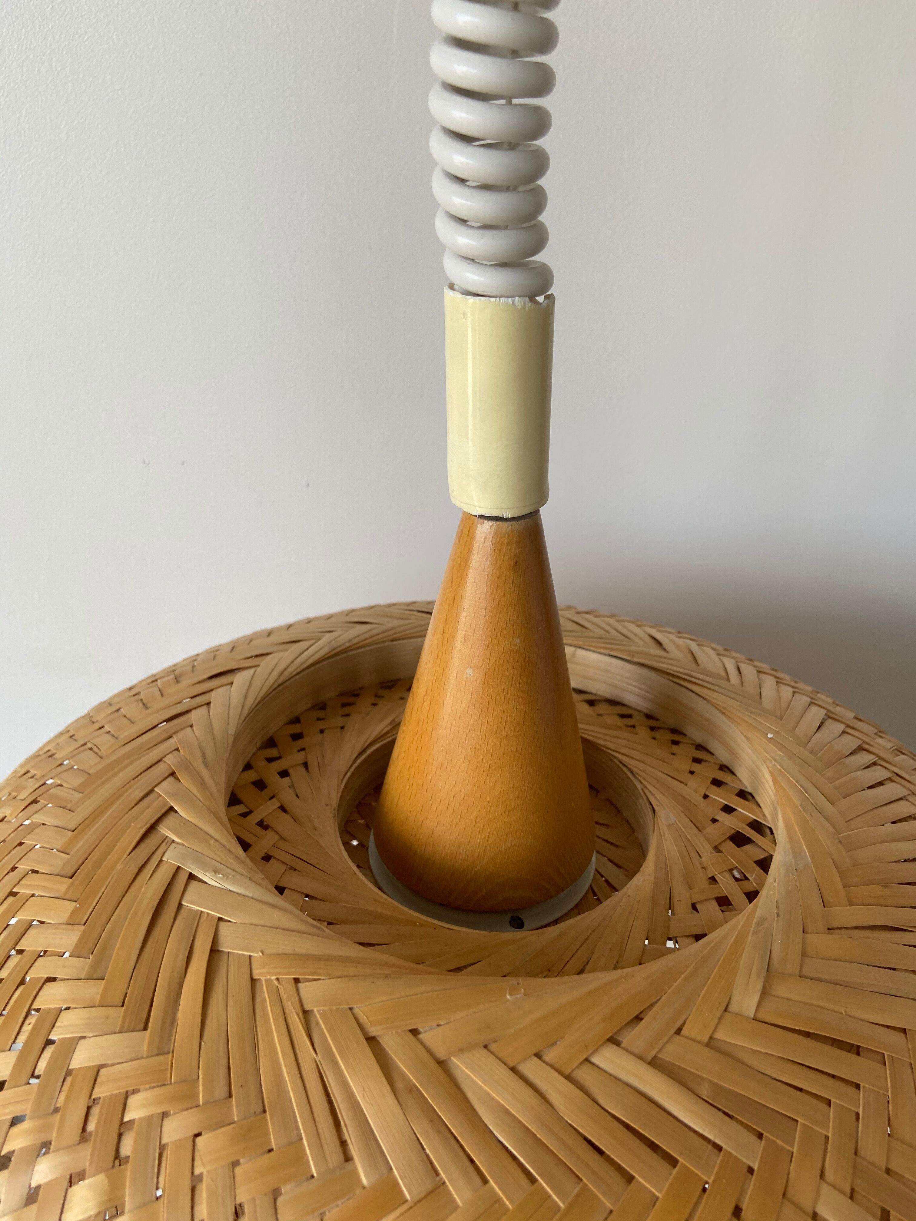 Telescopic wicker hanging lamp